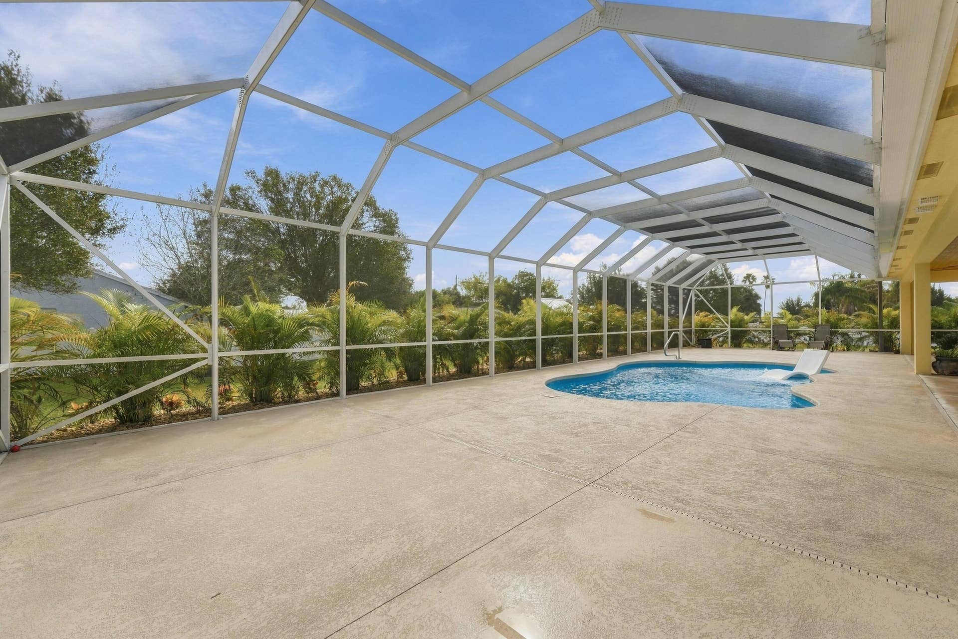 8700 SW 2nd Street, Okeechobee, FL 34974 Private Screened Pool & Outdoor Space
