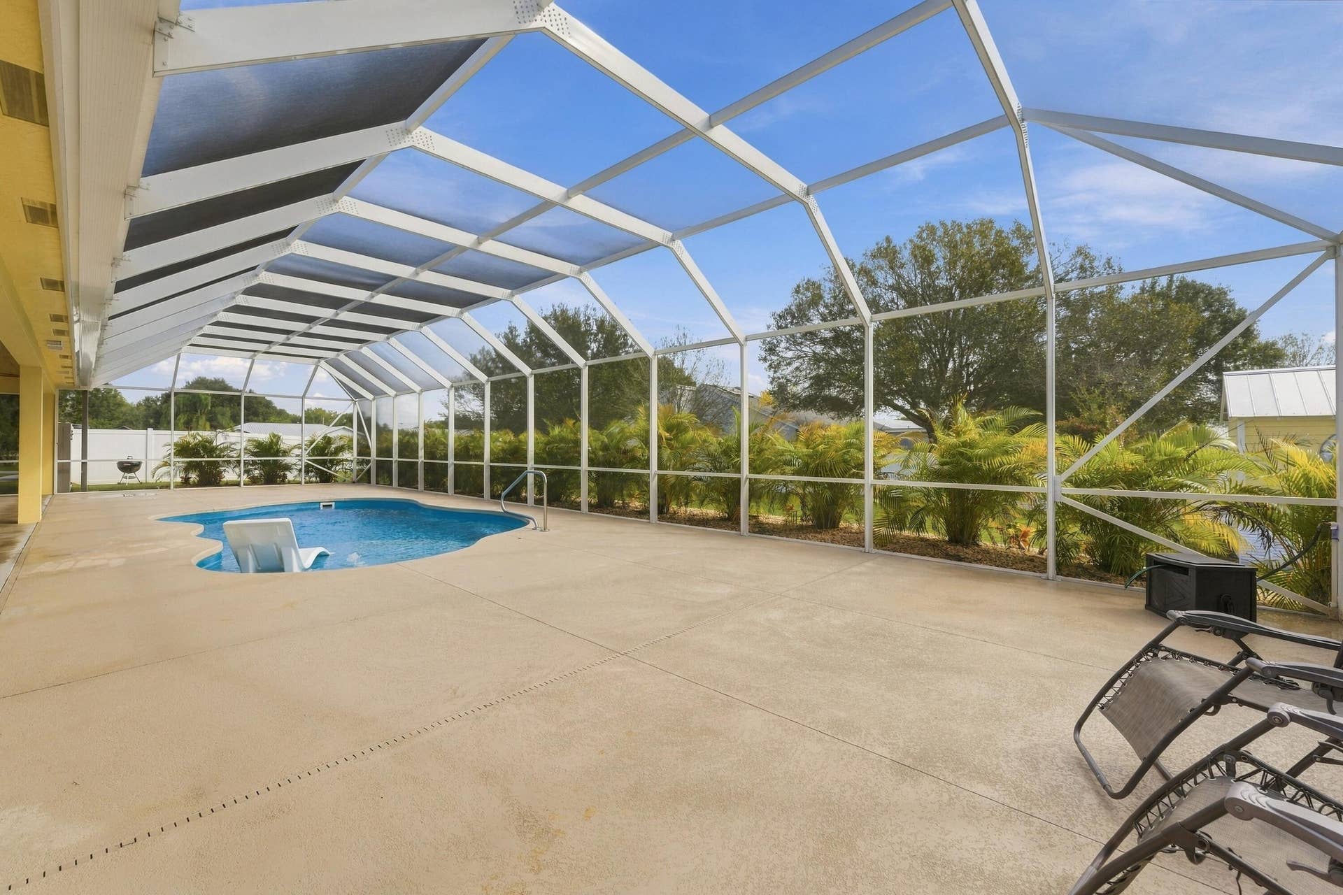 8700 SW 2nd Street, Okeechobee, FL 34974 Private Screened Pool & Outdoor Space