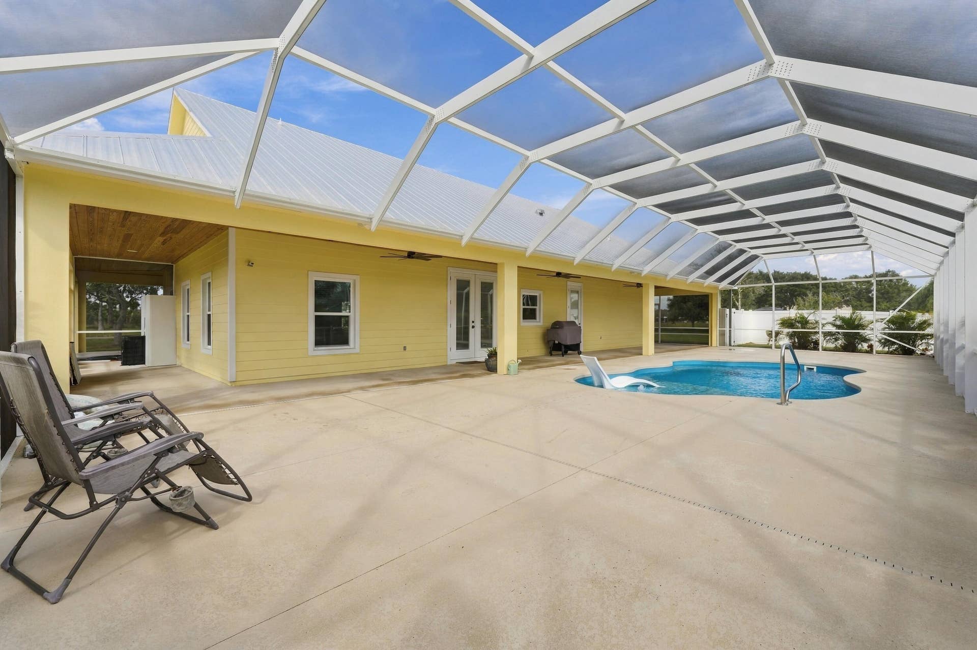 8700 SW 2nd Street, Okeechobee, FL 34974 Private Screened Pool & Outdoor Space
