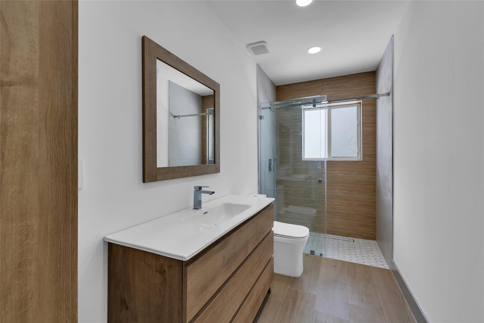 3231 NE 27TH Terrace, Lighthouse Point, FL 33064 Guest Bathroom