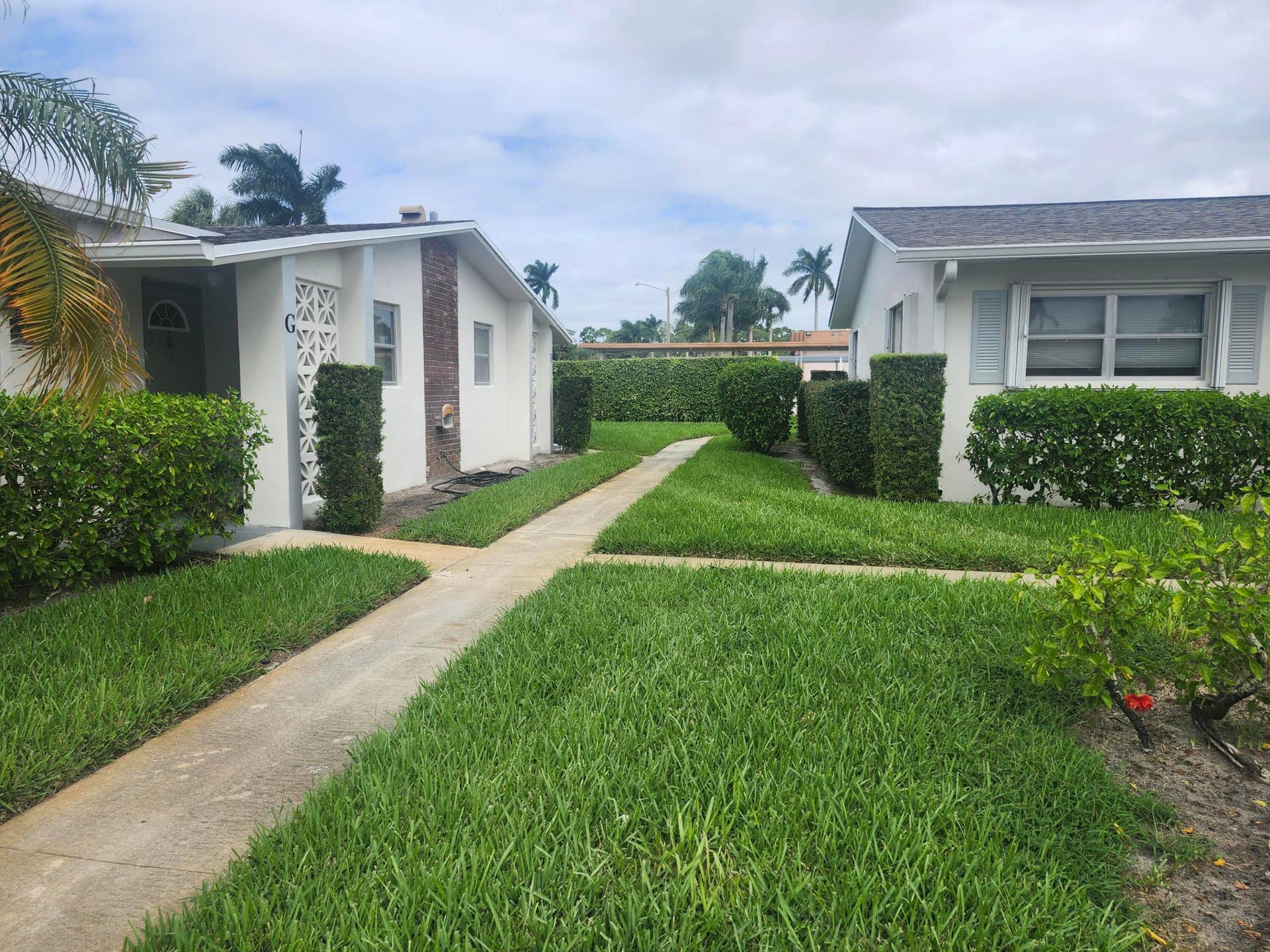 2667 Dudley Drive E, #H, West Palm Beach, FL 33415 Side View of Walkway