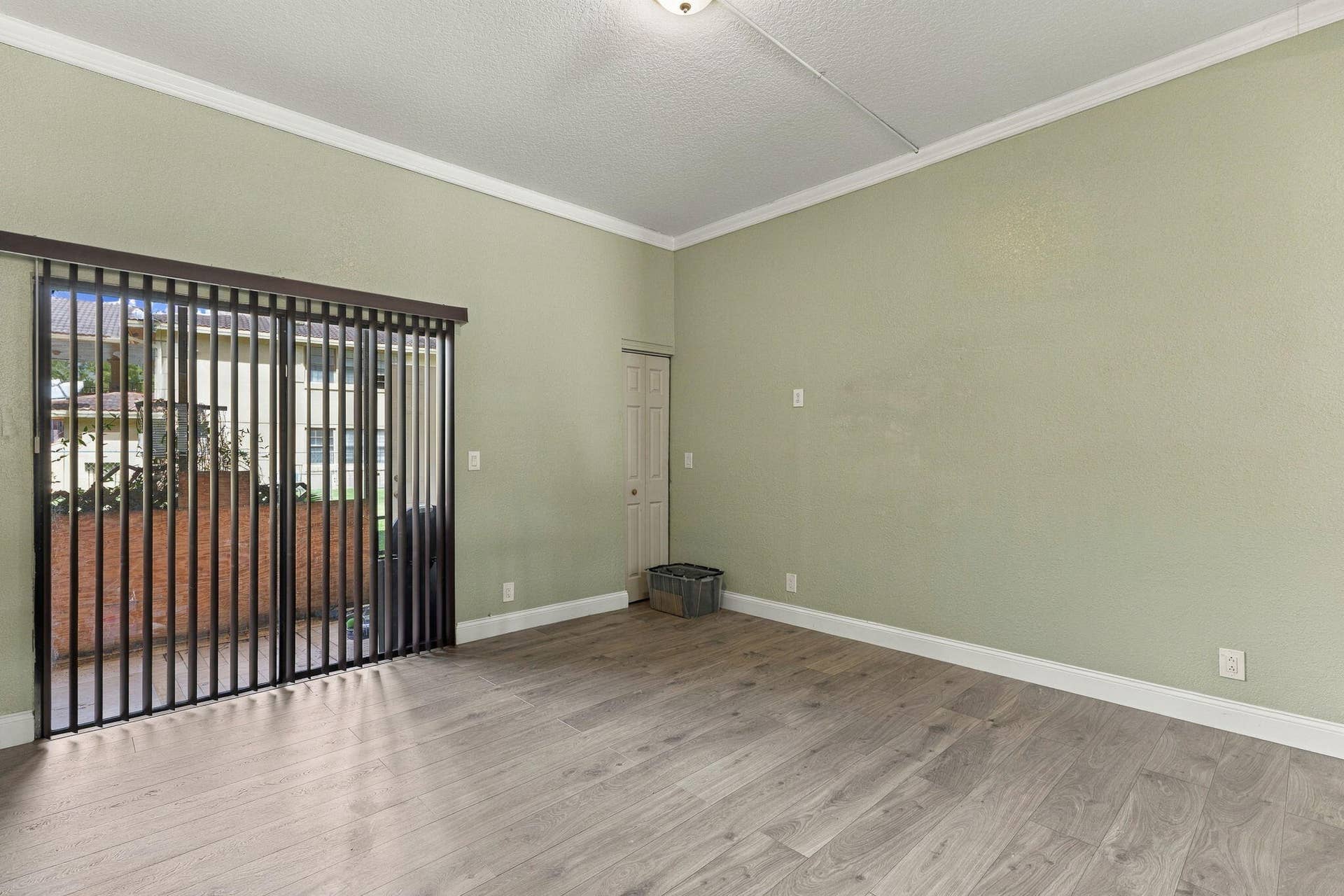 2572 RIVERSIDE Drive, #413, Coral Springs, FL 33065 AR Media 13