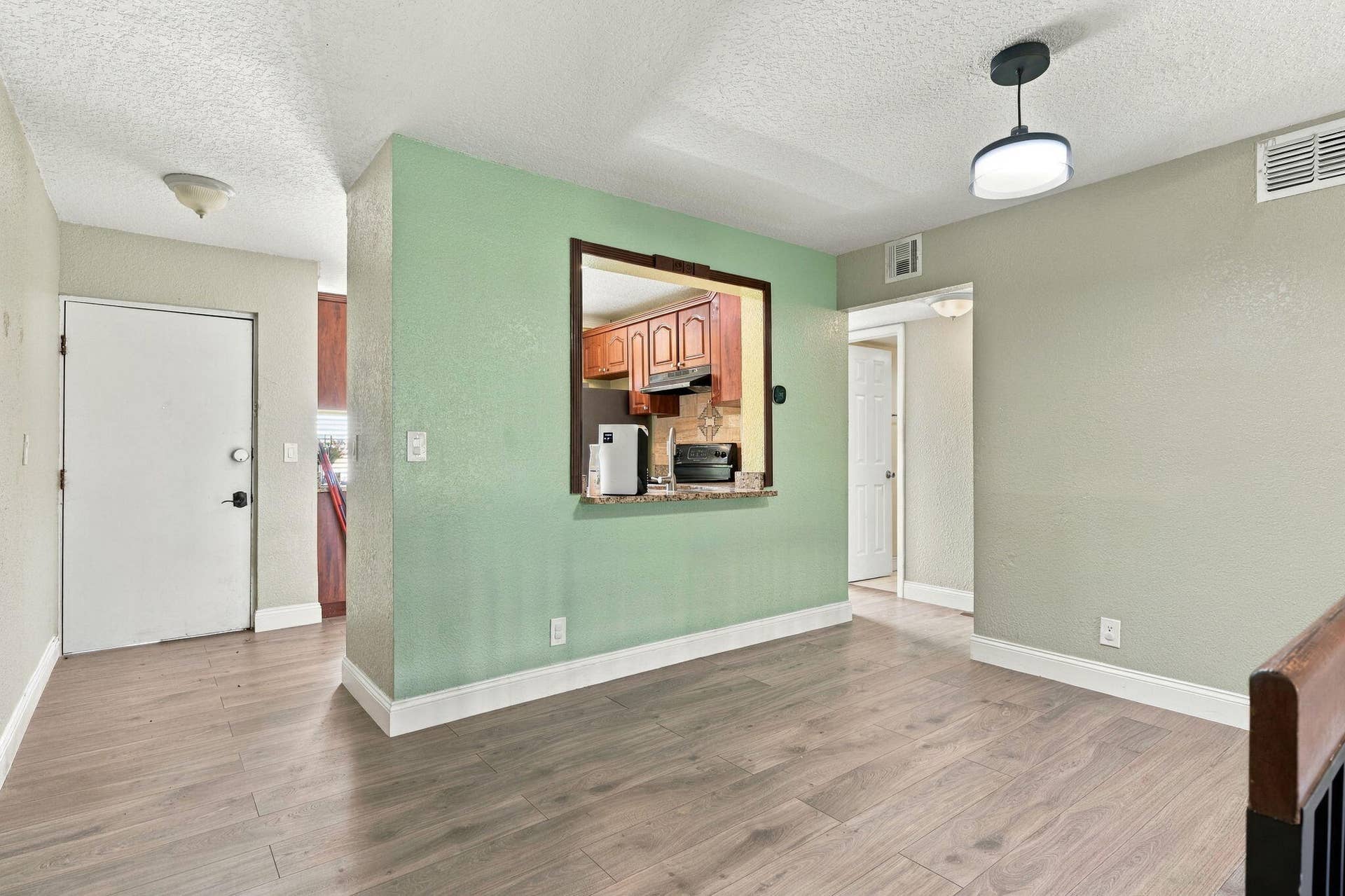 2572 RIVERSIDE Drive, #413, Coral Springs, FL 33065 AR Media 16