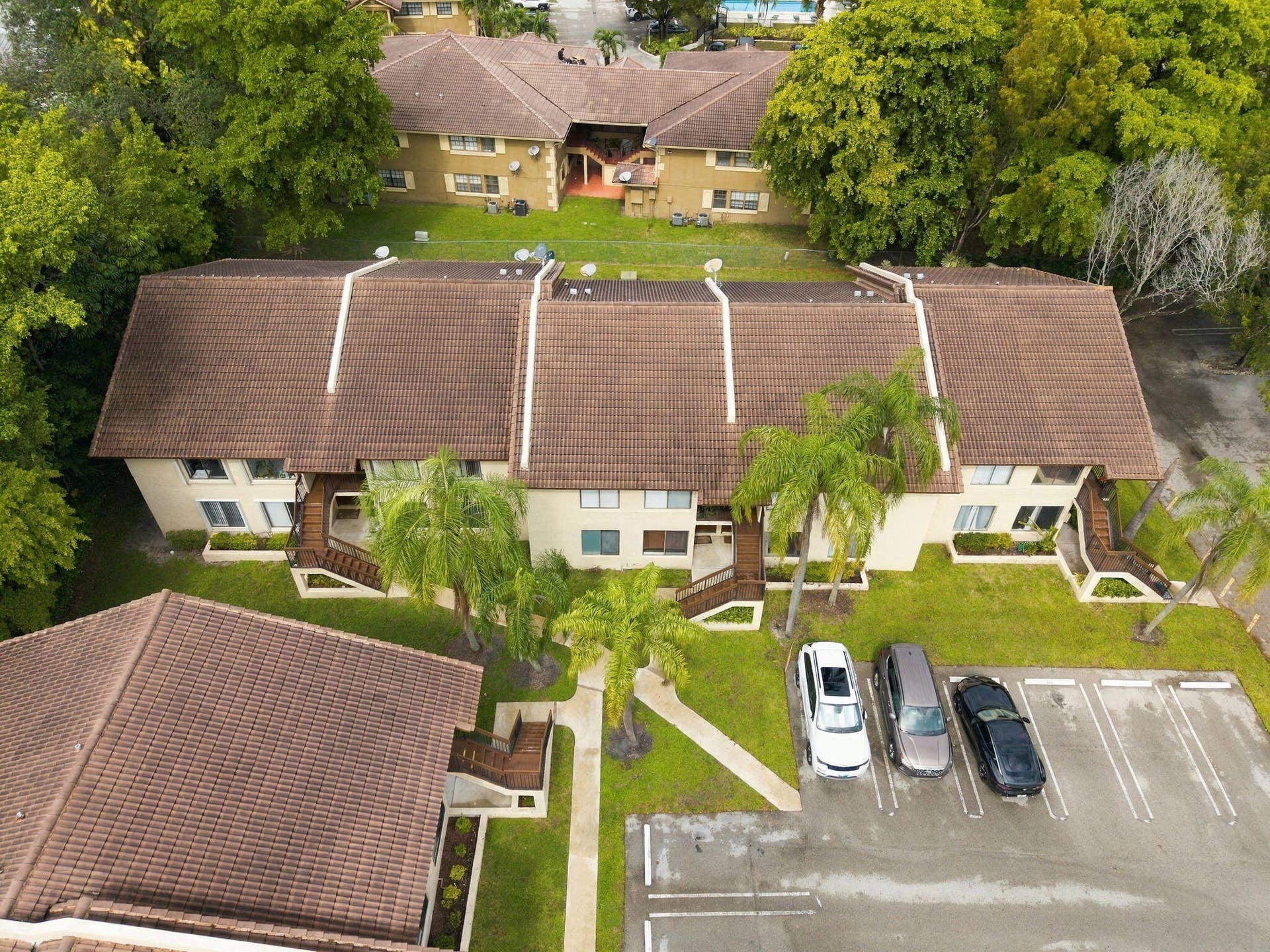 2572 RIVERSIDE Drive, #413, Coral Springs, FL 33065 AR Media 34