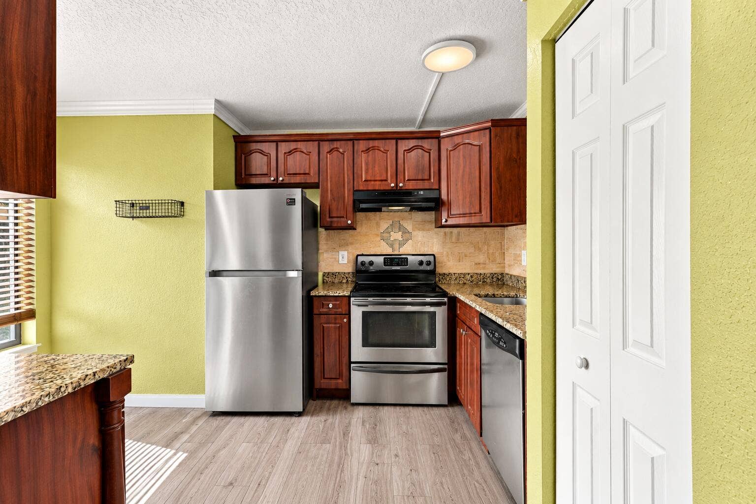 2572 RIVERSIDE Drive, #413, Coral Springs, FL 33065 Warm Cherry U-Shaped Kitchen