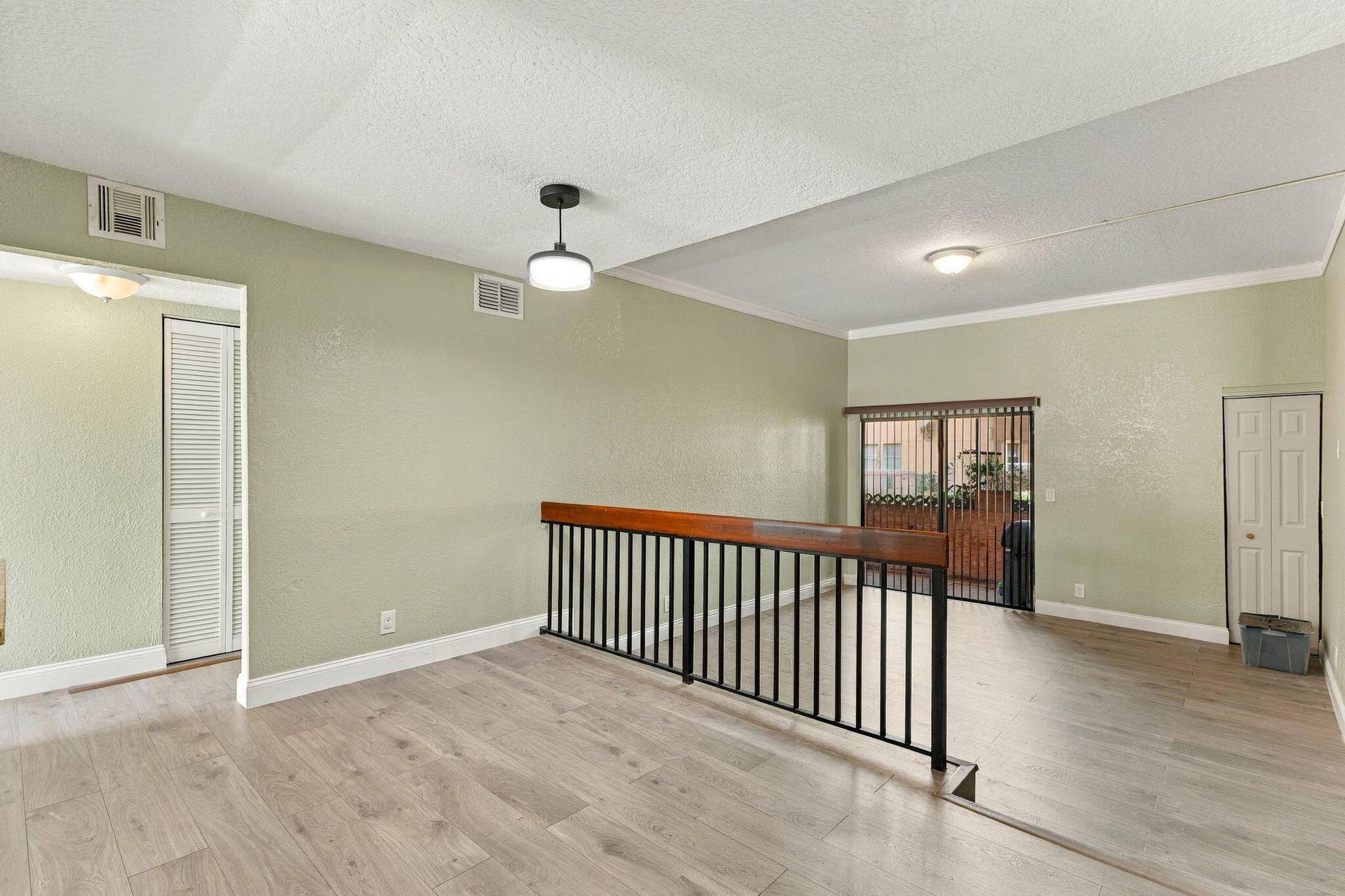 2572 RIVERSIDE Drive, #413, Coral Springs, FL 33065 AR Media 10