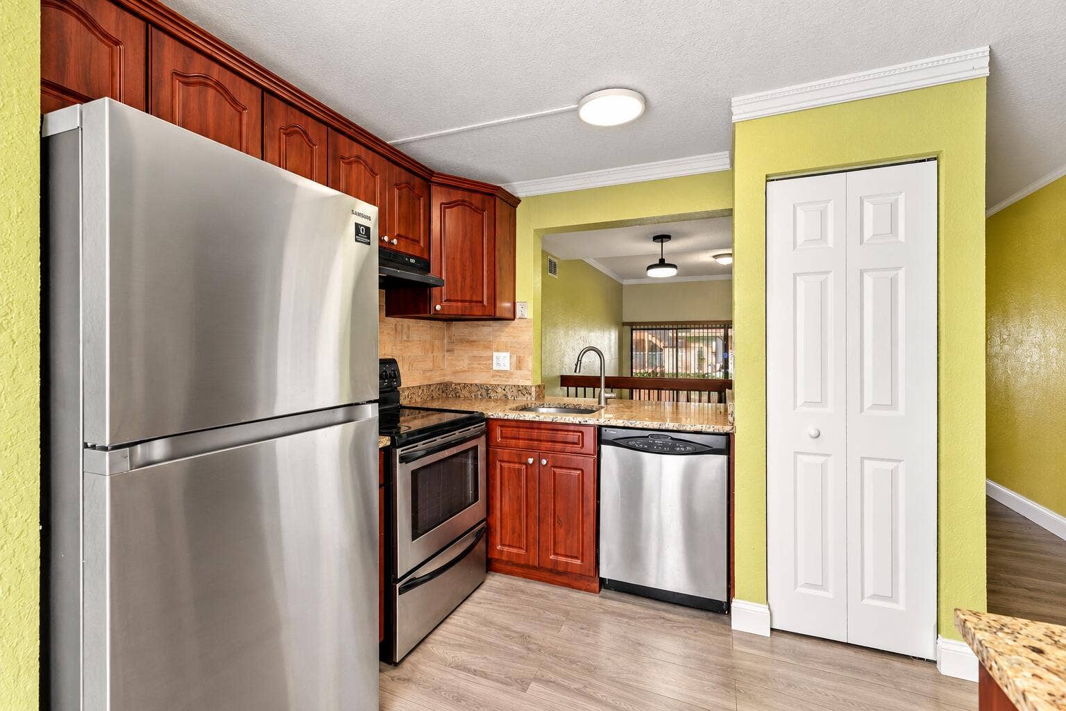2572 RIVERSIDE Drive, #413, Coral Springs, FL 33065 Warm Cherrywood Kitchen Interior