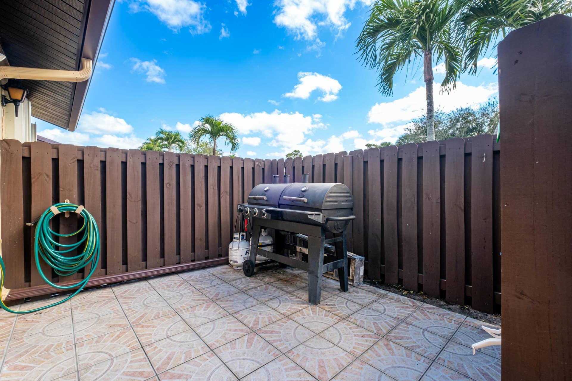 816 SKY PINE Way, #E, Greenacres, FL 33415 Unique Outdoor Tille