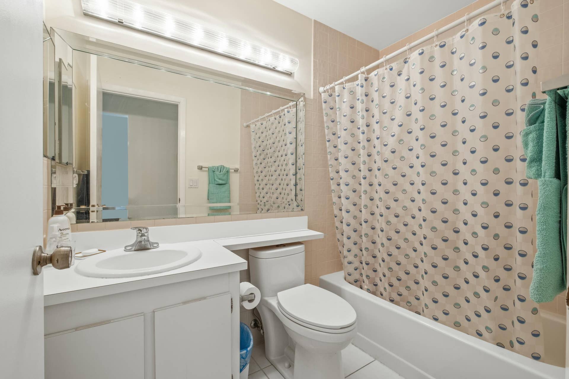 816 SKY PINE Way, #E, Greenacres, FL 33415 Guest room Bath