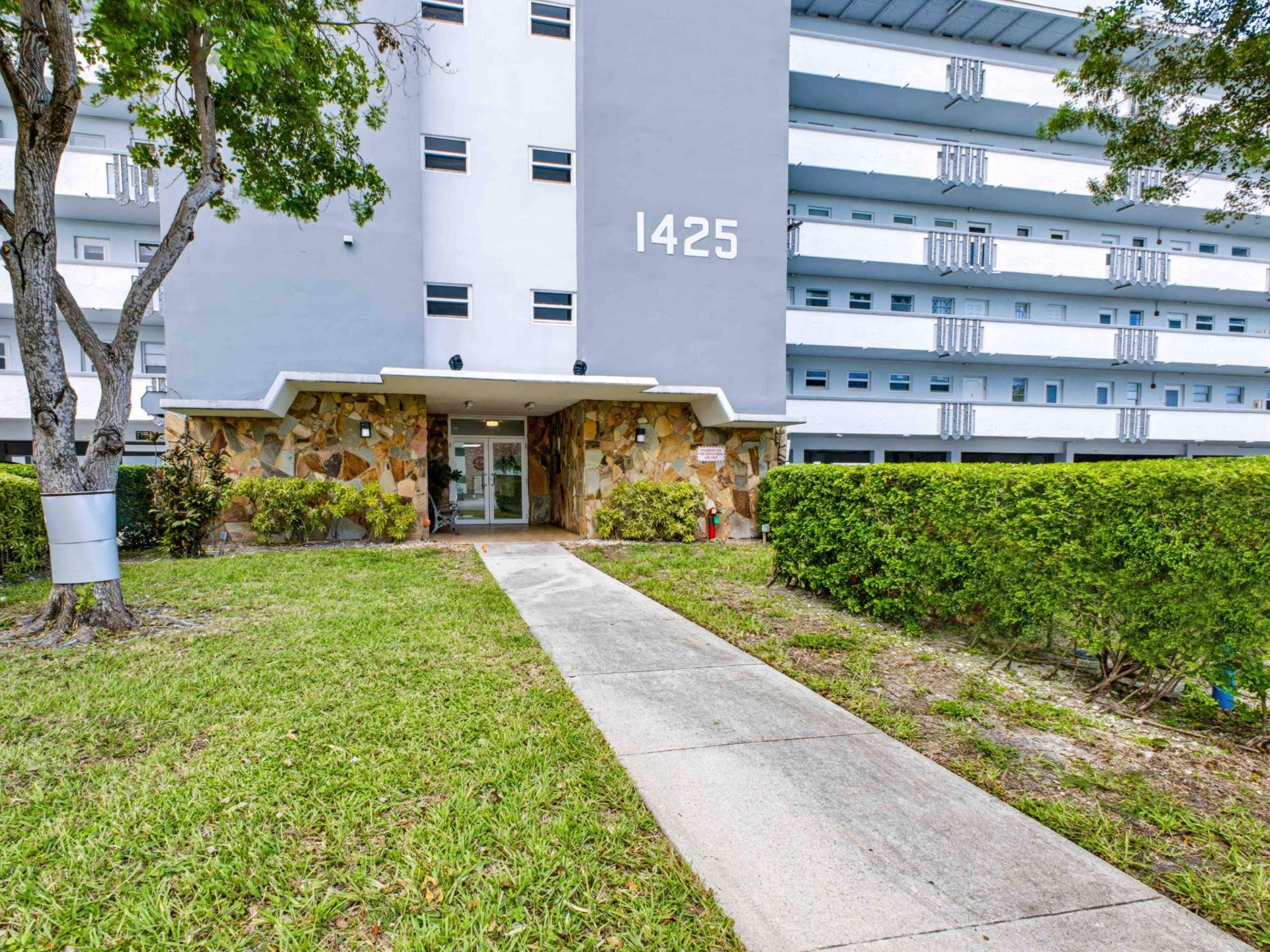1425 ATLANTIC SHORES Boulevard, #307, Hallandale Beach, FL 33009 Building Entrance