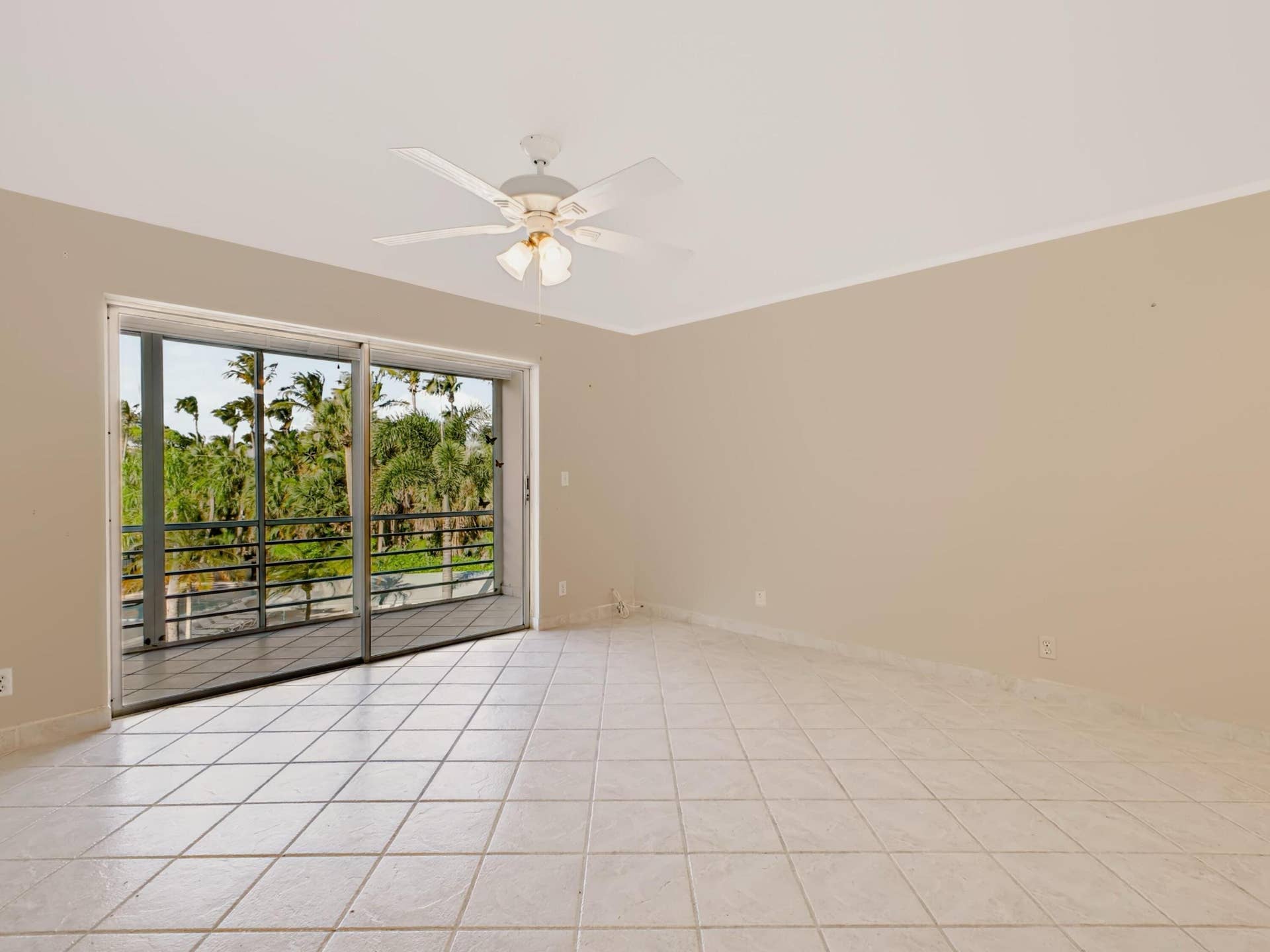 1425 ATLANTIC SHORES Boulevard, #307, Hallandale Beach, FL 33009 Living