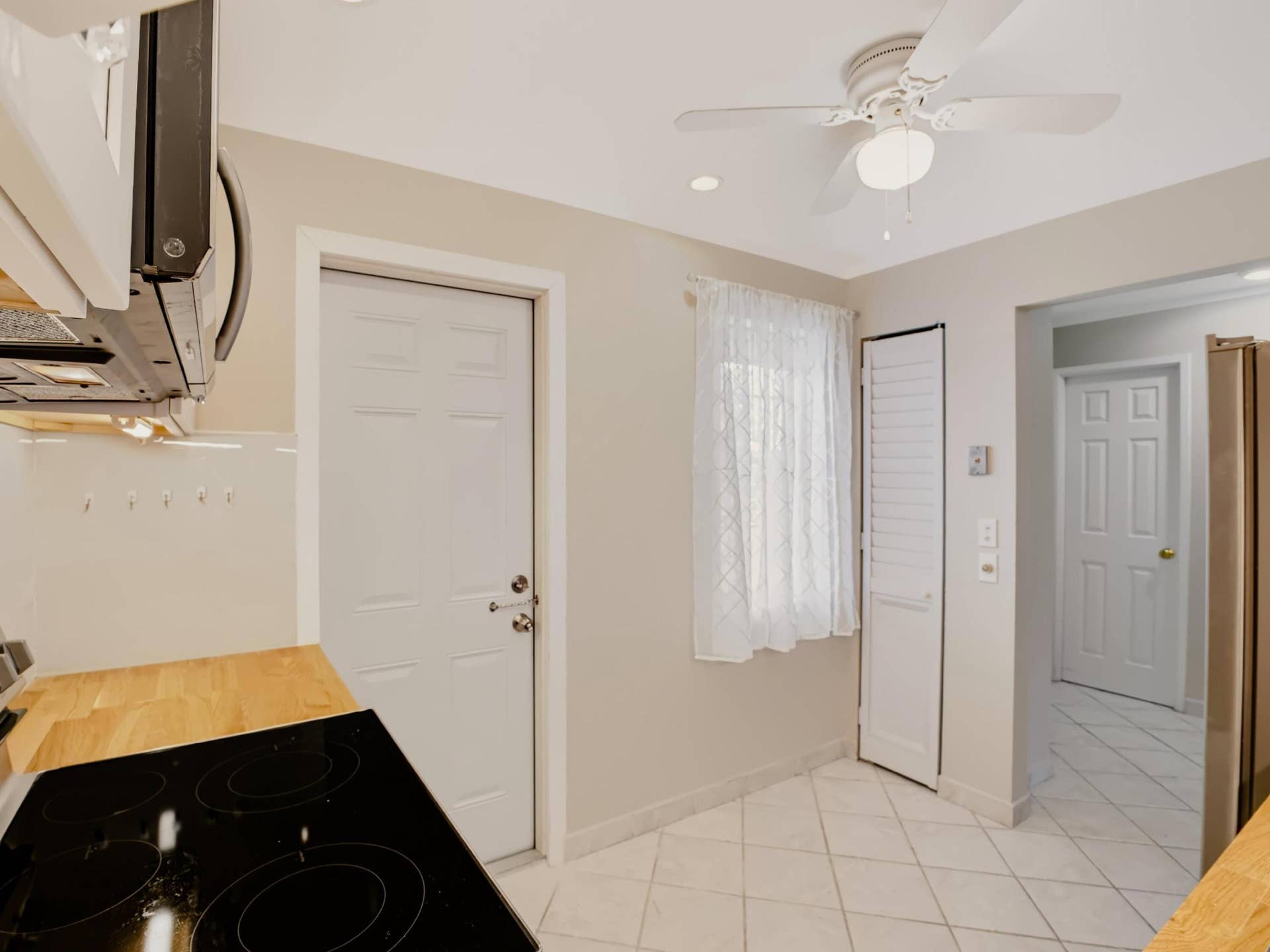 1425 ATLANTIC SHORES Boulevard, #307, Hallandale Beach, FL 33009 Kitchen to Foyer