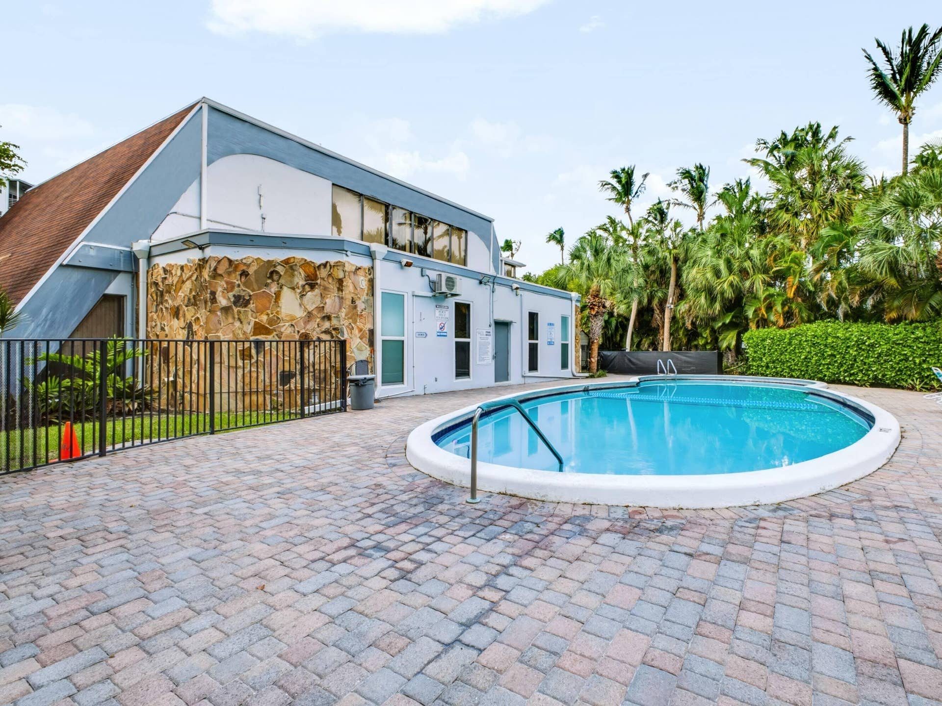 1425 ATLANTIC SHORES Boulevard, #307, Hallandale Beach, FL 33009 Pool