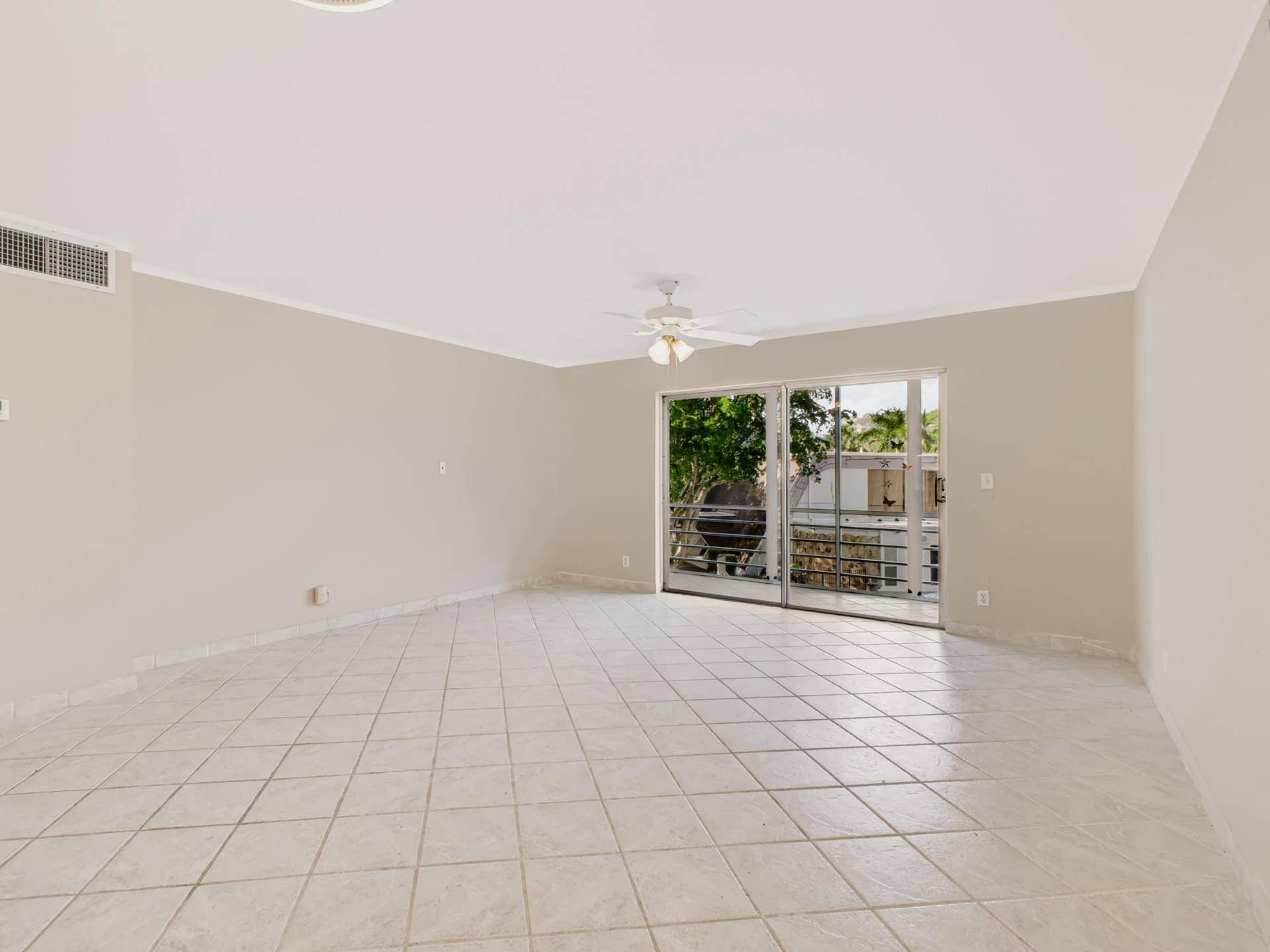 1425 ATLANTIC SHORES Boulevard, #307, Hallandale Beach, FL 33009 Dining to Living