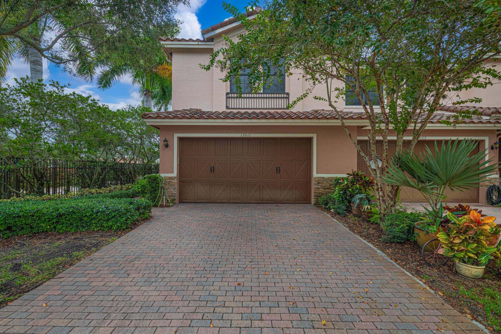13011 Riverwalk Circle N, Plantation, Plantation, FL 33325 Welcome Home! Plenty of space for your vehicles and more!