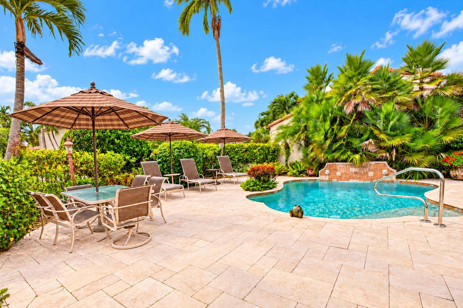 7603 CEDARWOOD Circle, Boca Raton, FL 33434 Courtyard pool