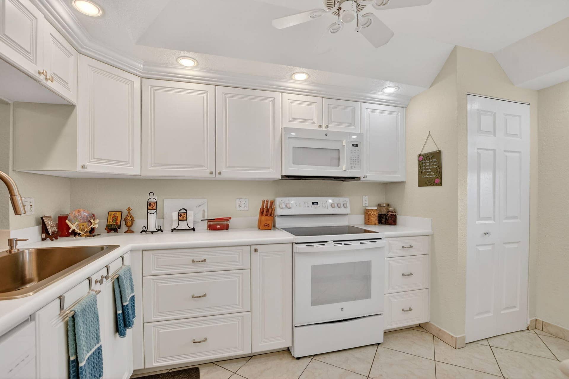 1537 E HILLSBORO Boulevard, #444, Deerfield Beach, FL 33441 Kitchen 1