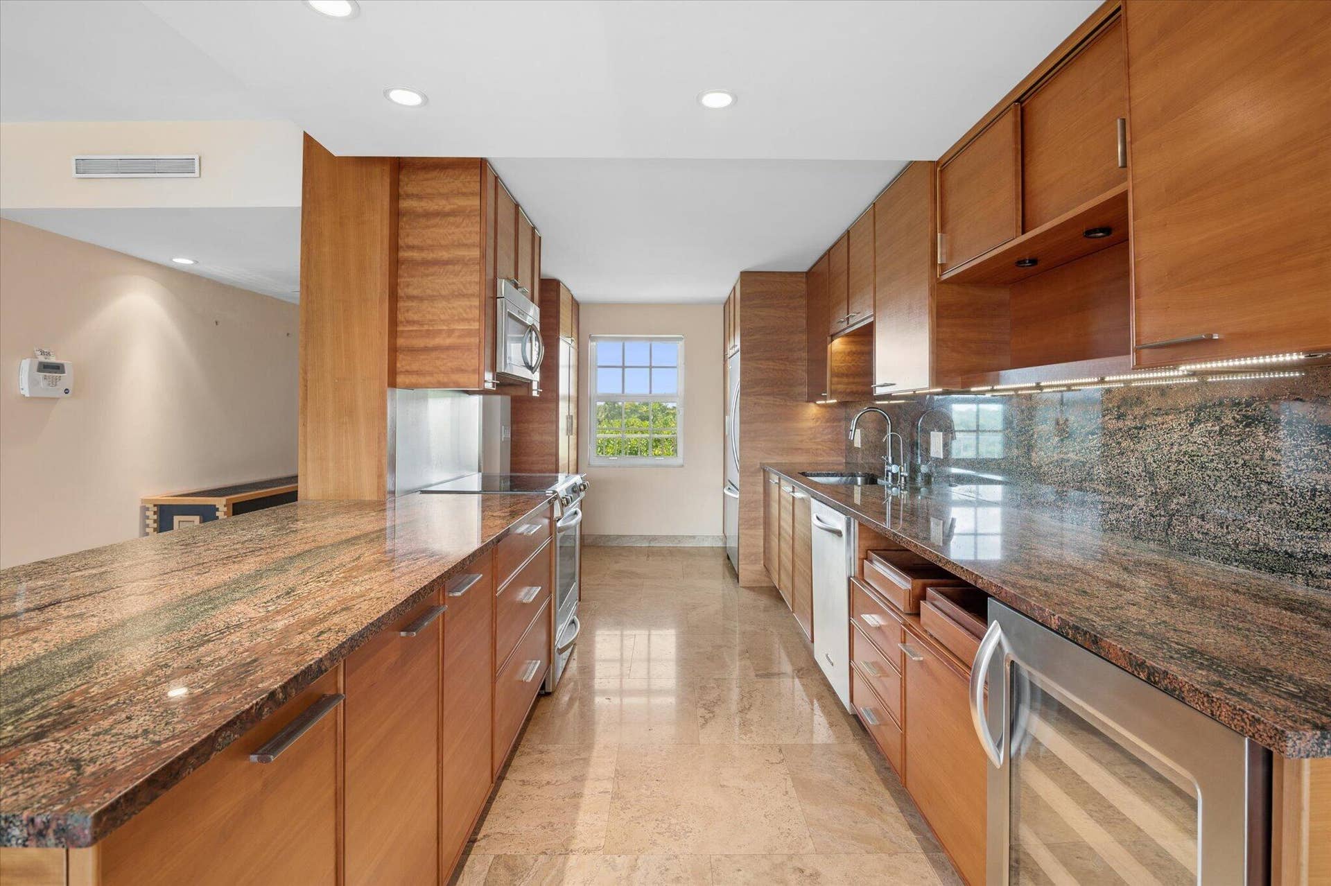 3900 OAKS CLUBHOUSE Drive, #508, Pompano Beach, FL 33069 5 3900 O Kitchen 2