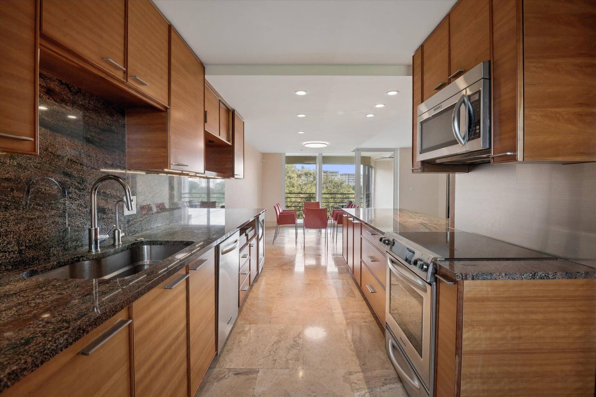3900 OAKS CLUBHOUSE Drive, #508, Pompano Beach, FL 33069 6 3900 O Kitchen to Slider