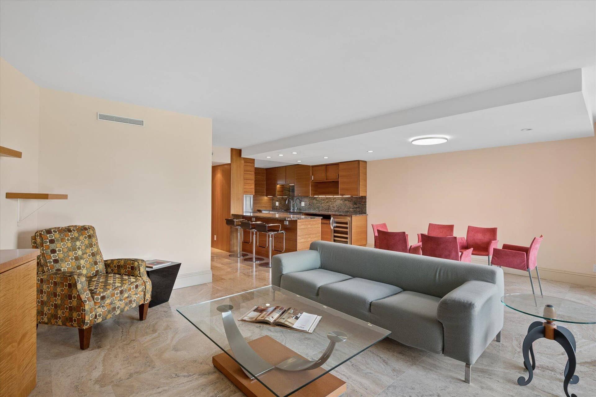 3900 OAKS CLUBHOUSE Drive, #508, Pompano Beach, FL 33069 2 3900 O Living to Dining and Kitchen
