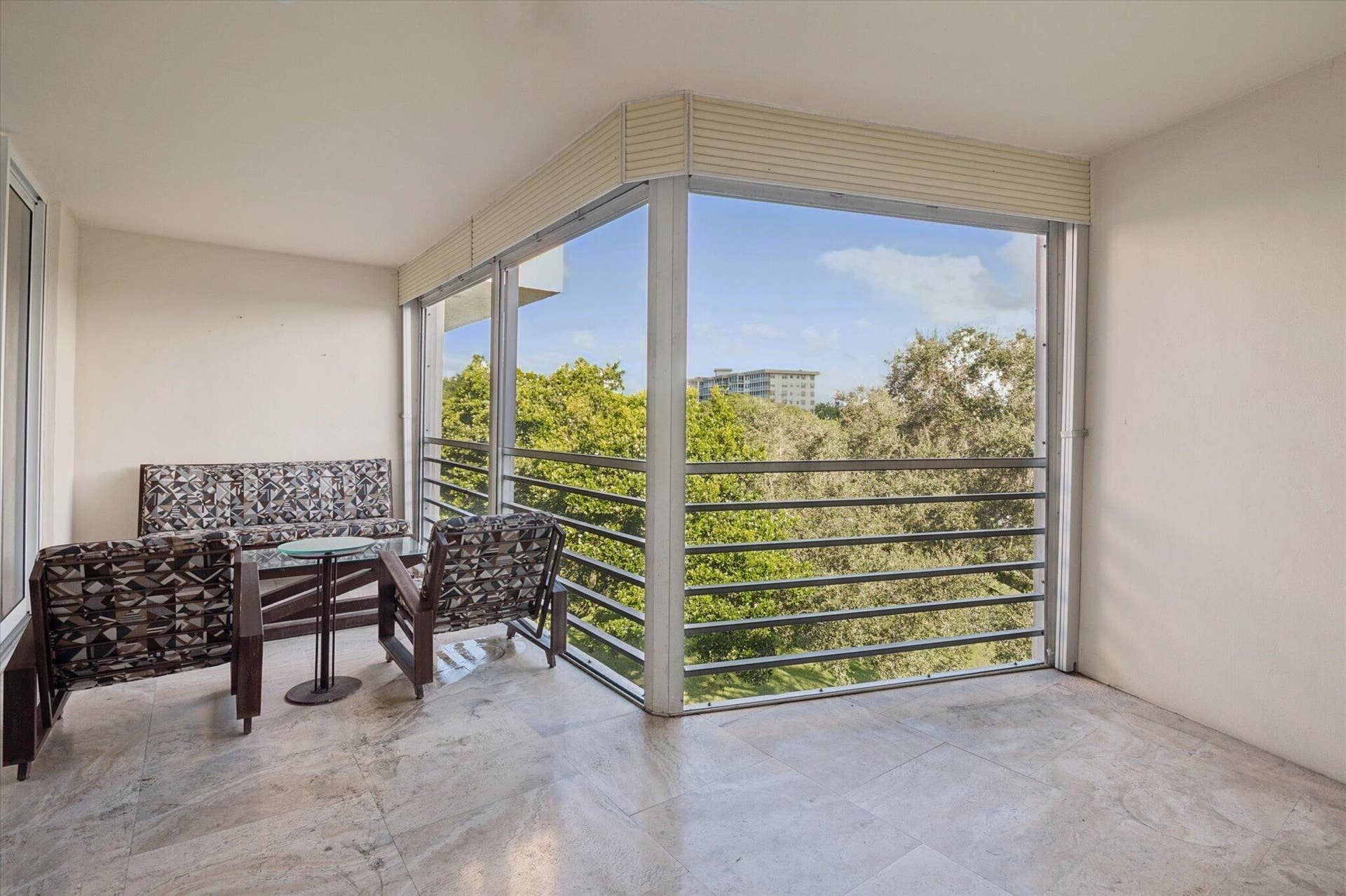 3900 OAKS CLUBHOUSE Drive, #508, Pompano Beach, FL 33069 9 B 3900 O Patio 2