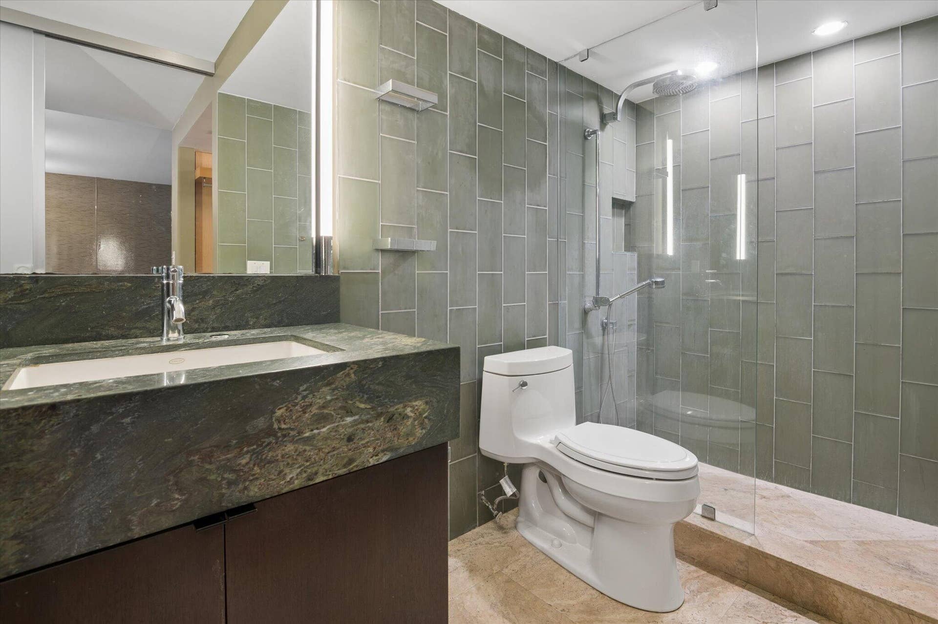 3900 OAKS CLUBHOUSE Drive, #508, Pompano Beach, FL 33069 8 C 3900 O Prim Suite Bath