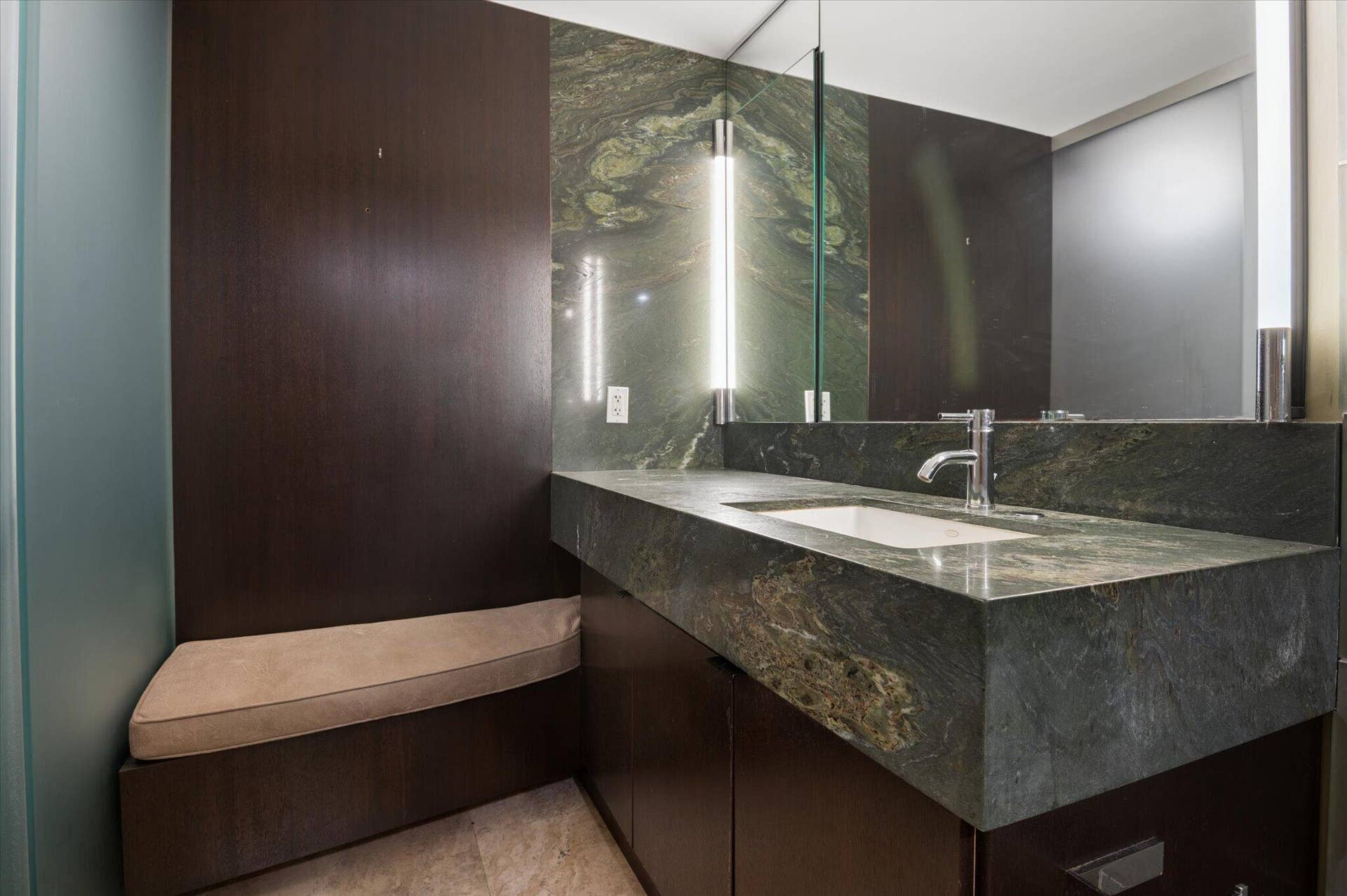3900 OAKS CLUBHOUSE Drive, #508, Pompano Beach, FL 33069 8 D 3900 O Prim Suite Bath 2