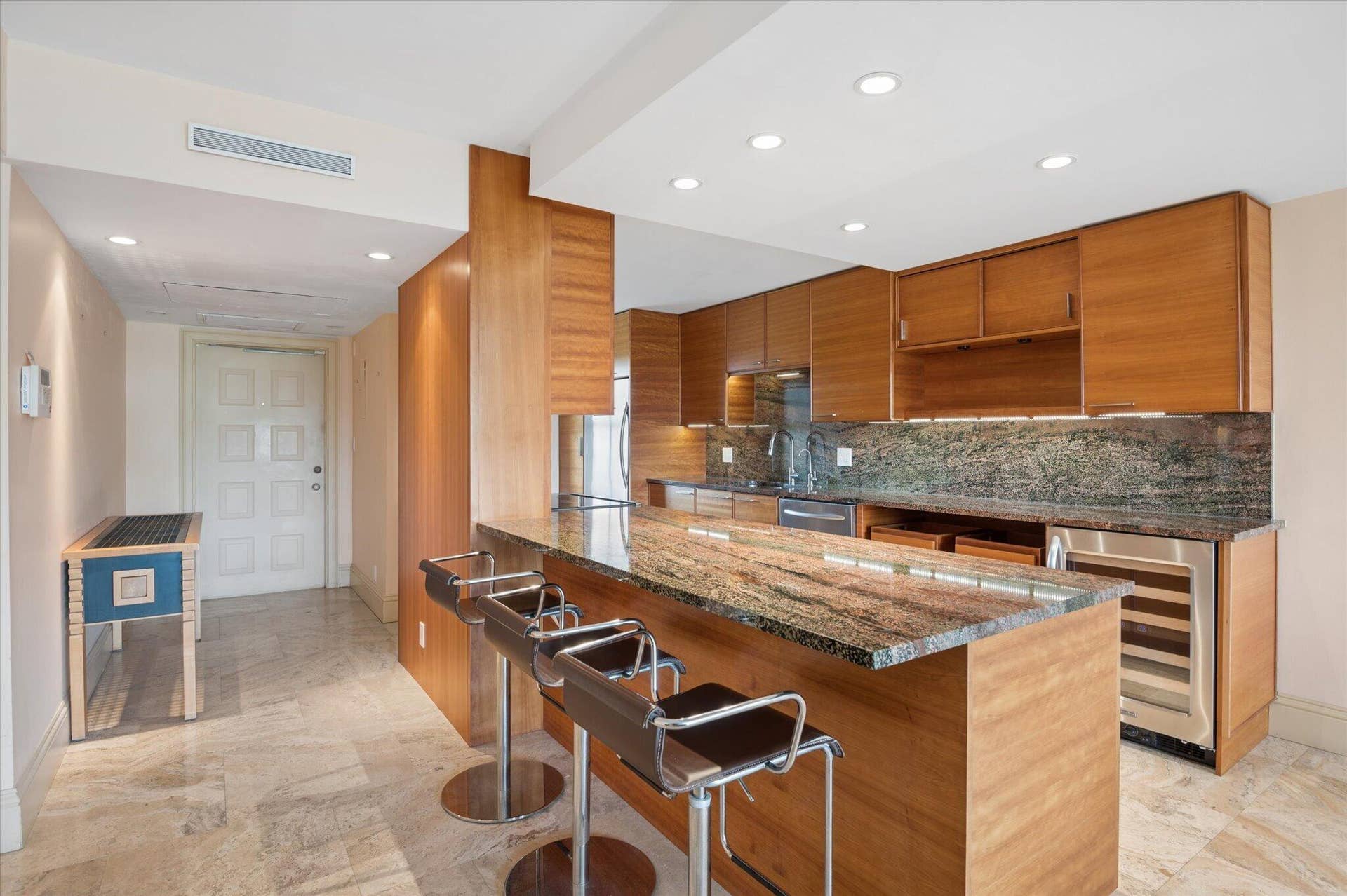 3900 OAKS CLUBHOUSE Drive, #508, Pompano Beach, FL 33069 4 3900 O Kitchen