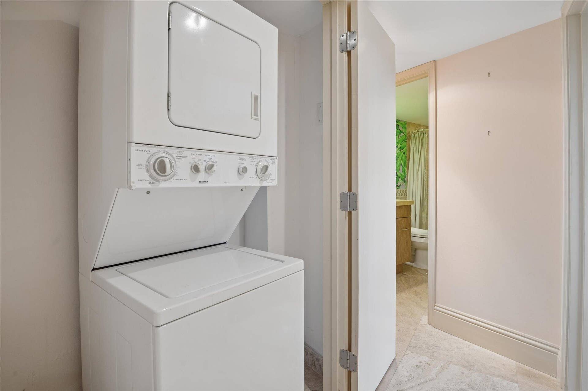 3900 OAKS CLUBHOUSE Drive, #508, Pompano Beach, FL 33069 8 J 3900 O Laundry