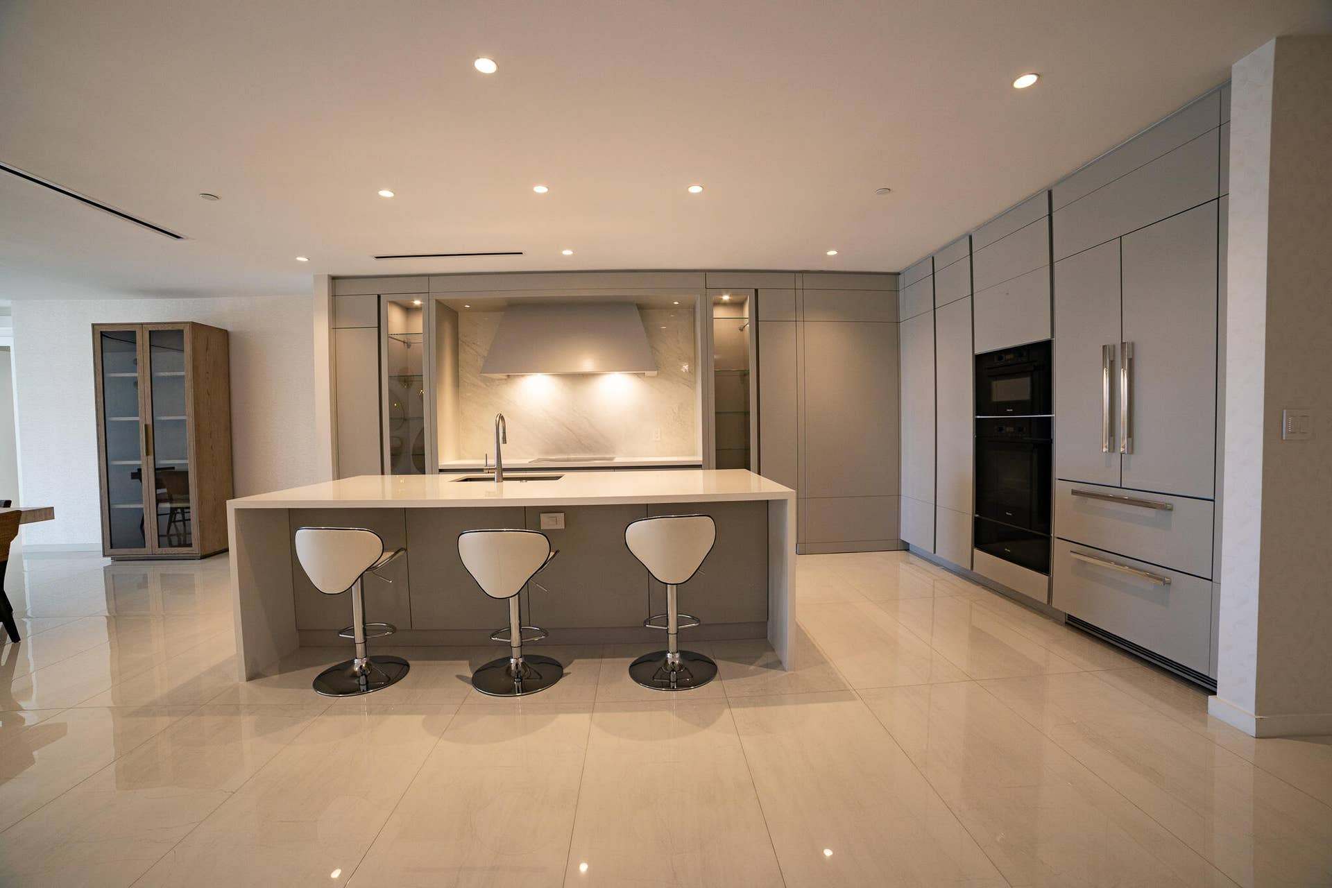 200 SE Mizner Boulevard, #503, Boca Raton, FL 33432 Kitchen Island