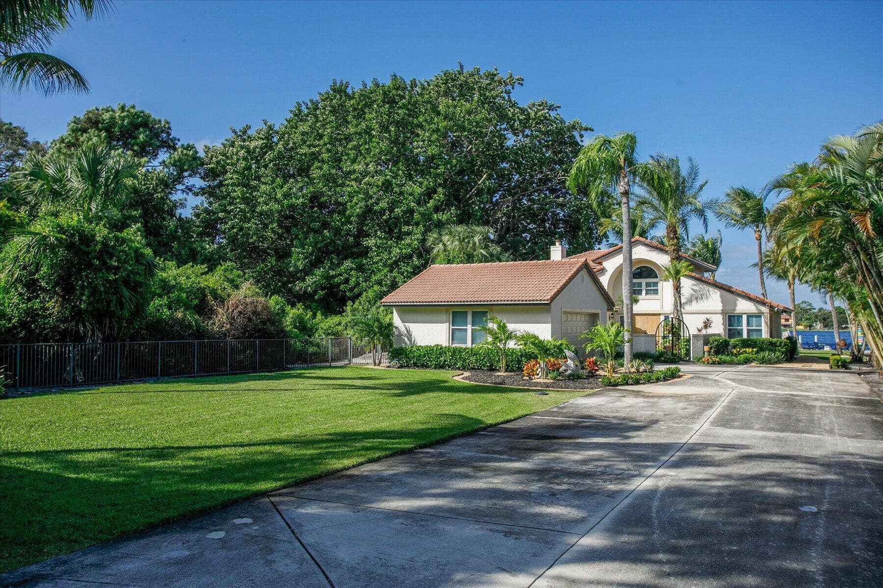 2092 CIRCLE PLACE Drive, Lake Worth, FL 33462 Front Drive