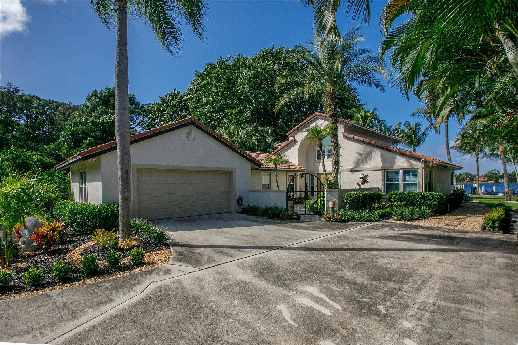 2092 CIRCLE PLACE Drive, Lake Worth, FL 33462 2 Car Garage
