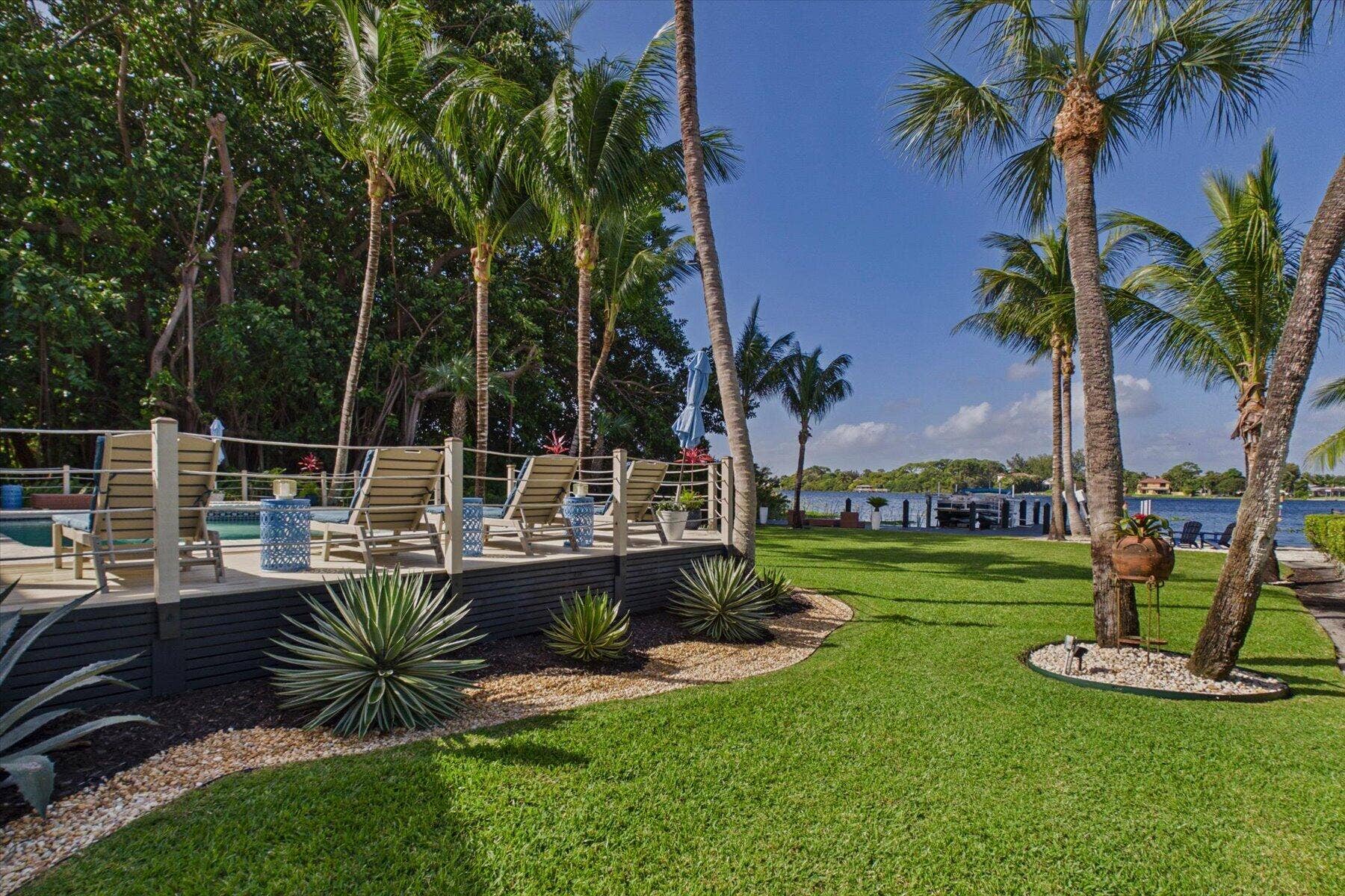 2092 CIRCLE PLACE Drive, Lake Worth, FL 33462 Meticulous Landscaping