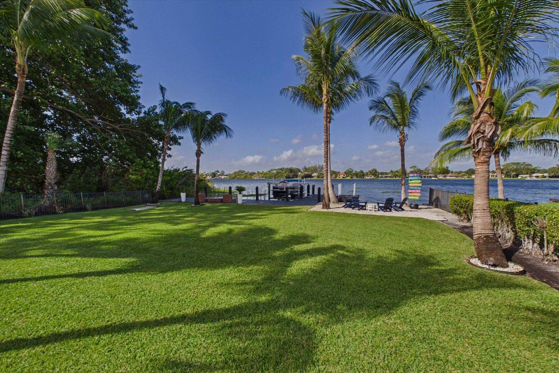 2092 CIRCLE PLACE Drive, Lake Worth, FL 33462 Expansive land