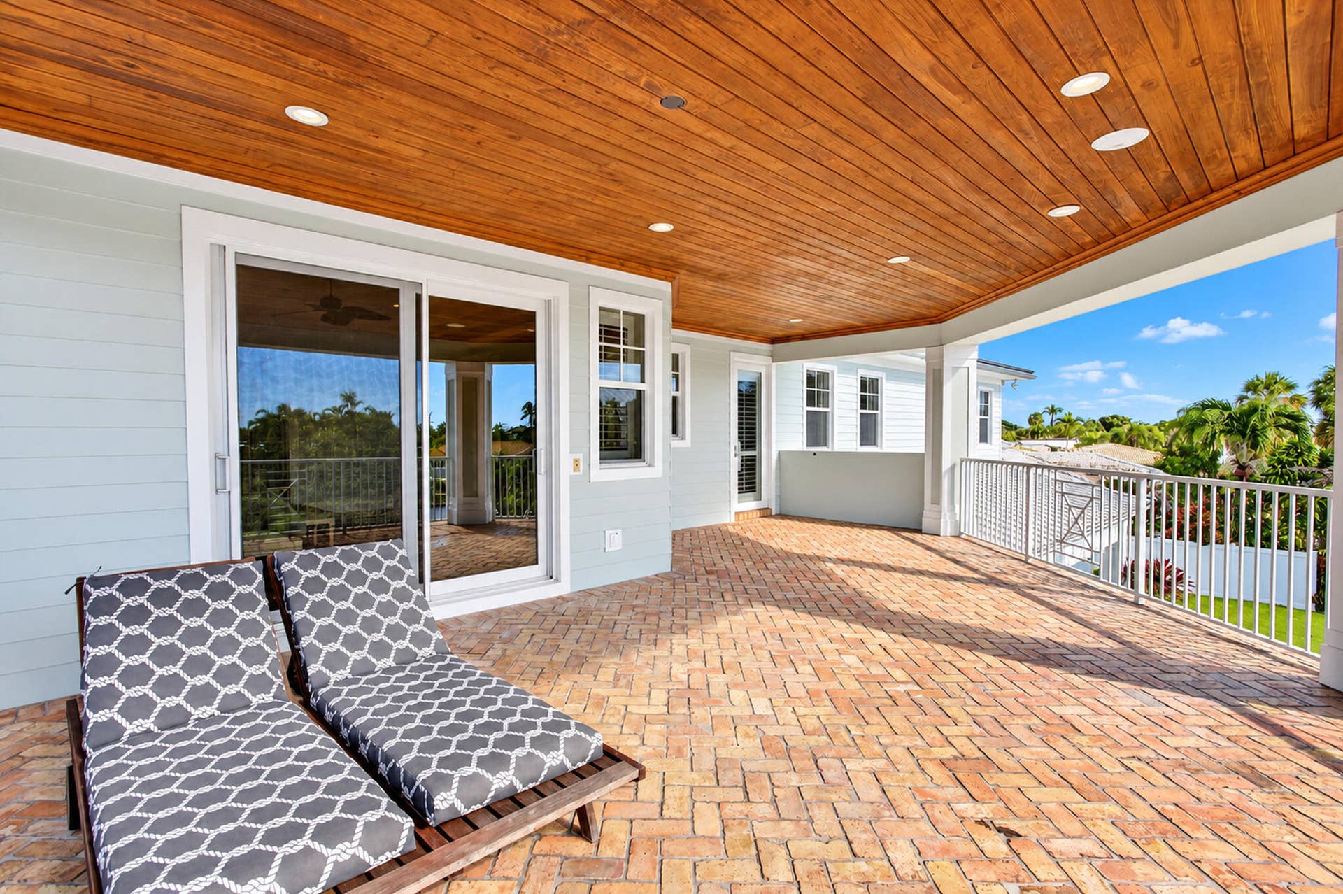 900 SE 6th Avenue, Pompano Beach, FL 33060 Private balcony off of primary bedroom and access from loft.