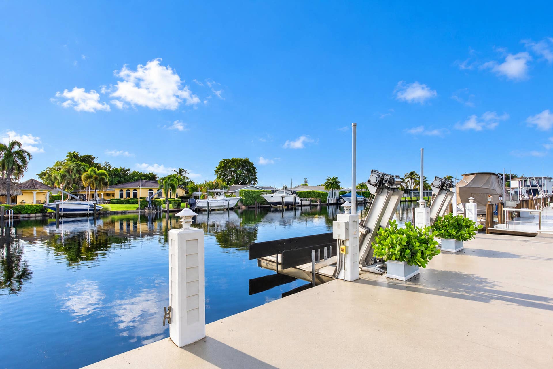 900 SE 6th Avenue, Pompano Beach, FL 33060 Huge dock with 27,000 pound boatlift