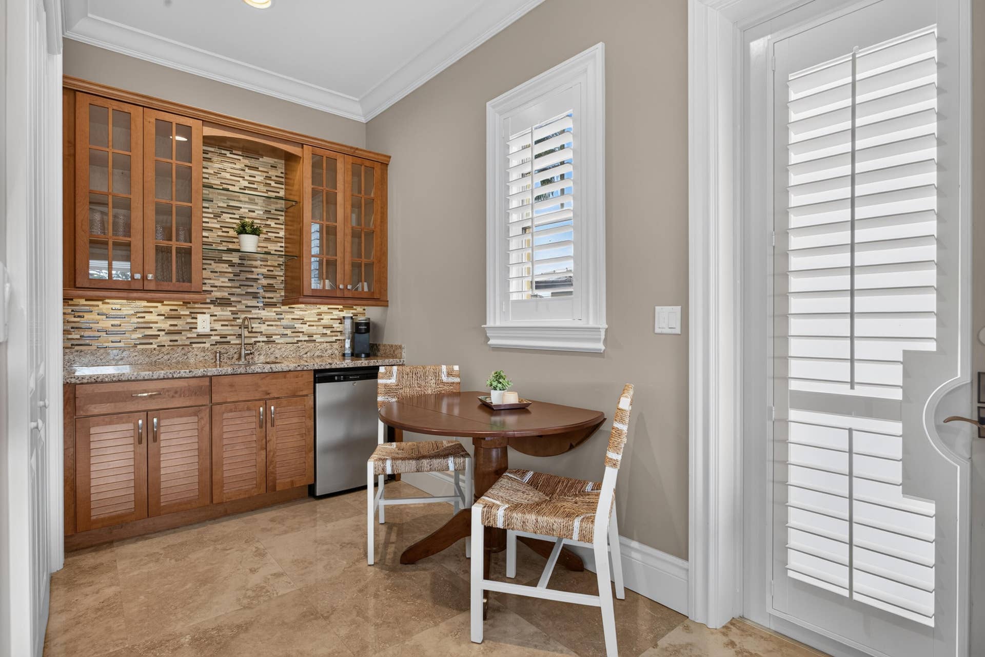 900 SE 6th Avenue, Pompano Beach, FL 33060 Wet bar sitting area in downstairs suite.
