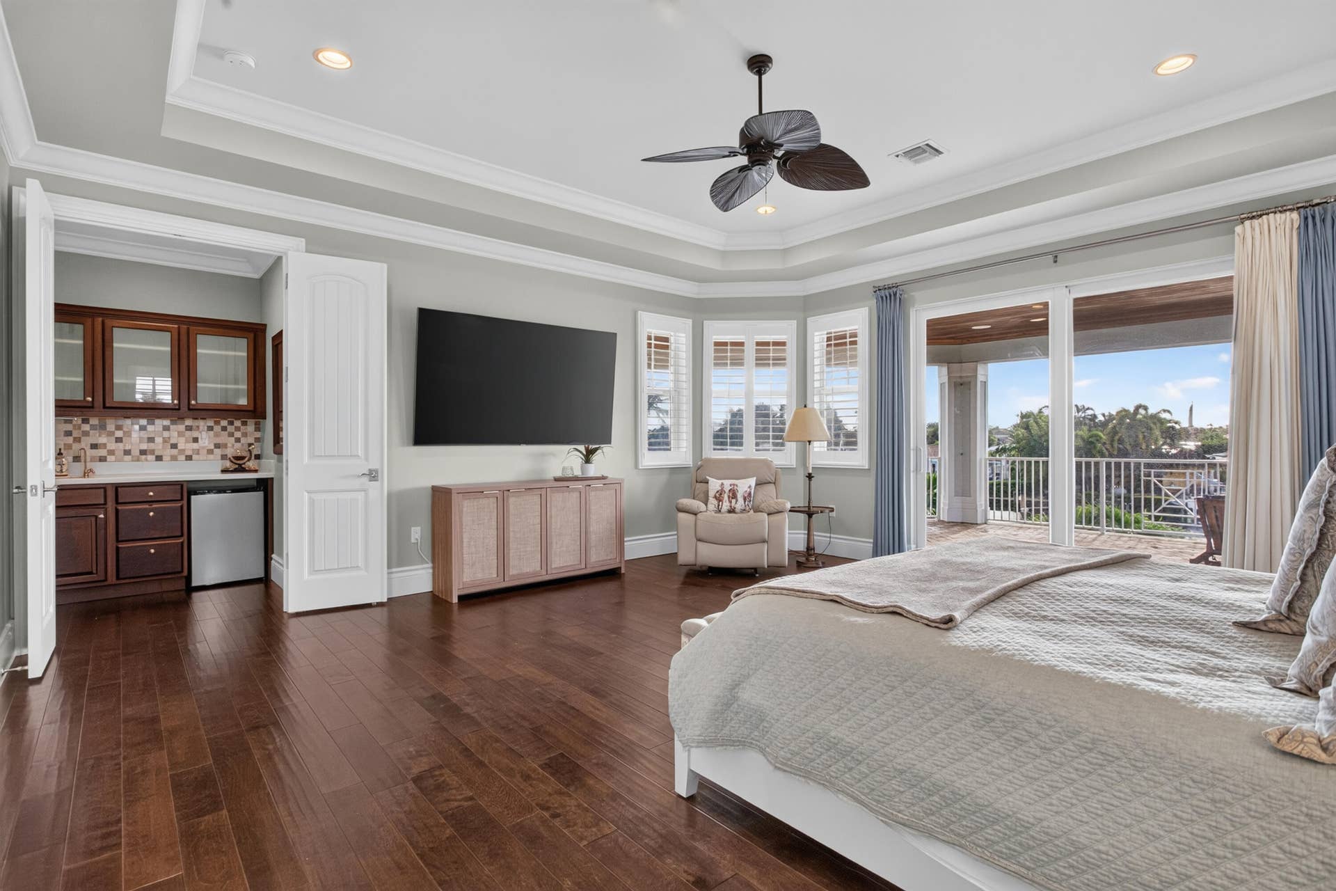 900 SE 6th Avenue, Pompano Beach, FL 33060 Primary suite with wet bar