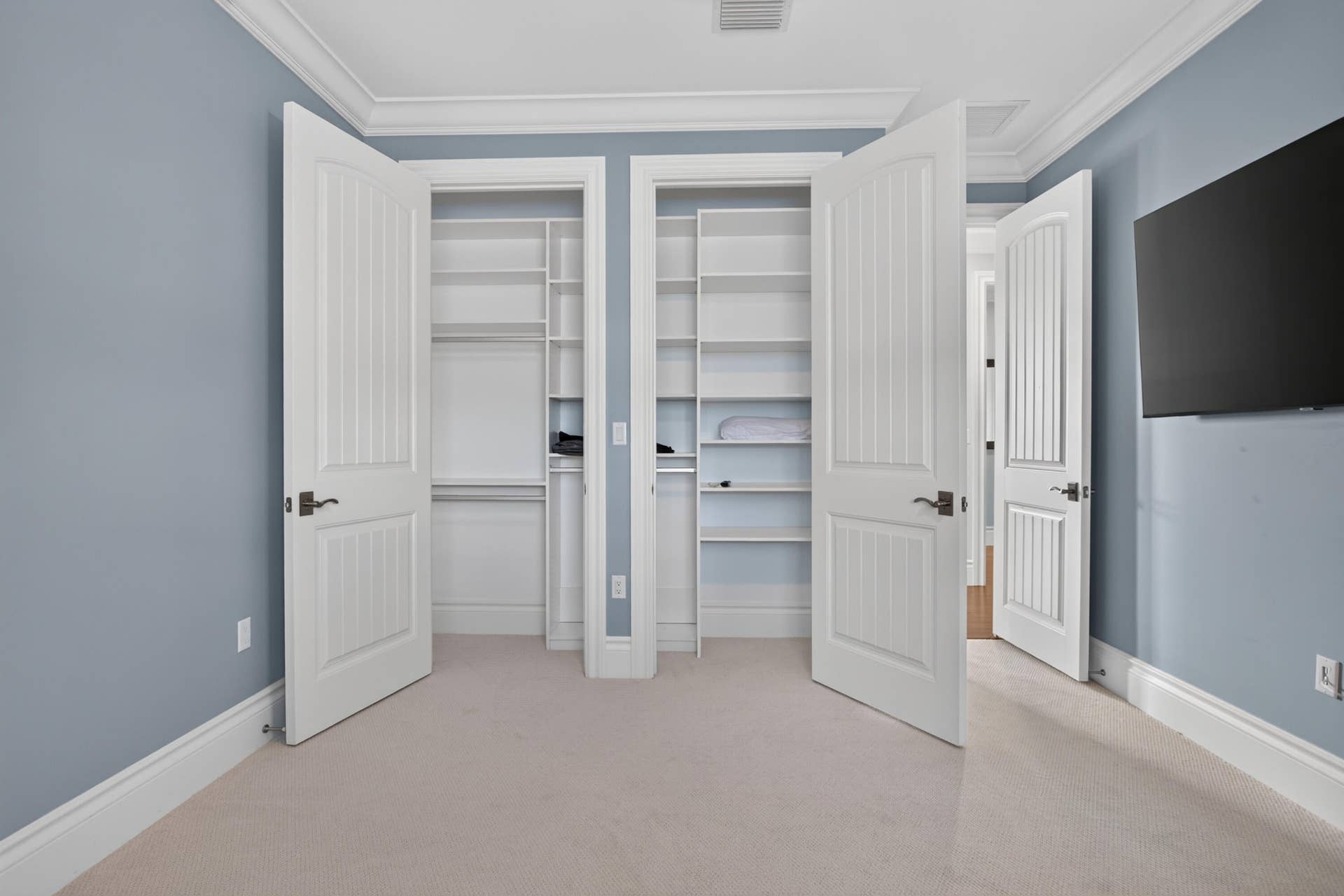 900 SE 6th Avenue, Pompano Beach, FL 33060 Large closets in every room!
