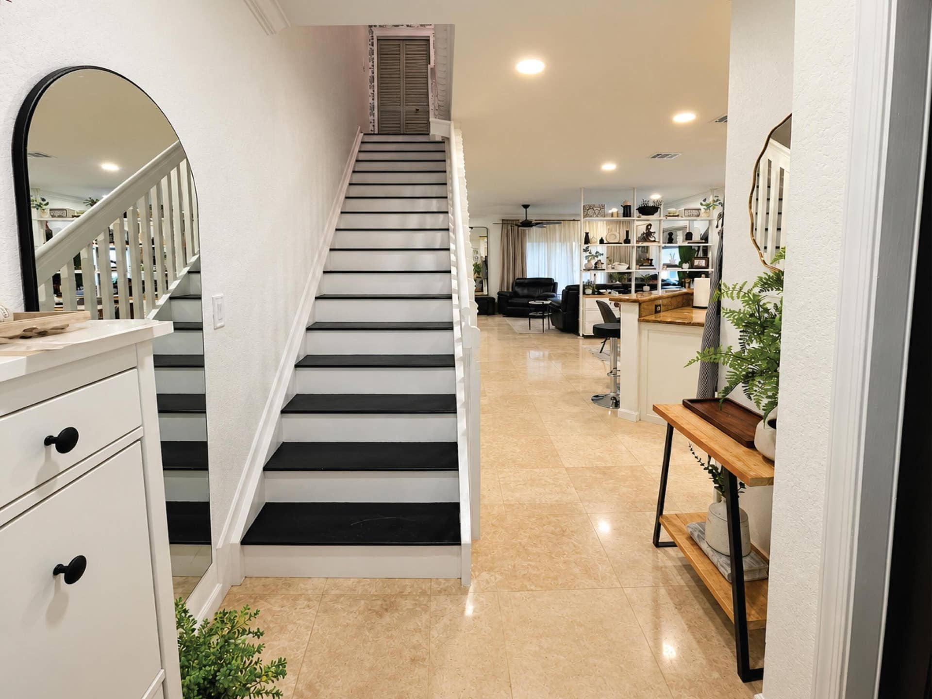 8834 S ISLES Circle, Tamarac, FL 33321 6 - Entryway 1