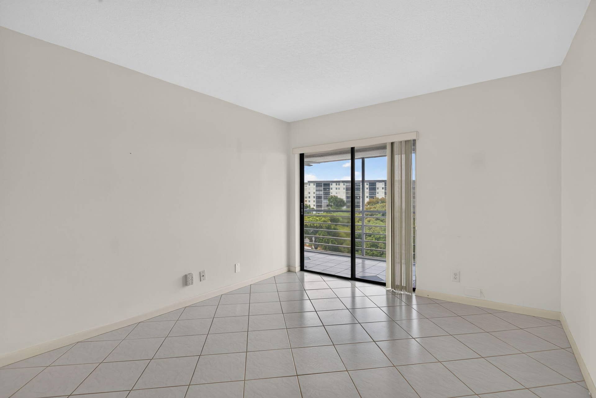 2309 S CYPRESS BEND Drive, #611D, Pompano Beach, FL 33069 29-web-or-mls-2309-29