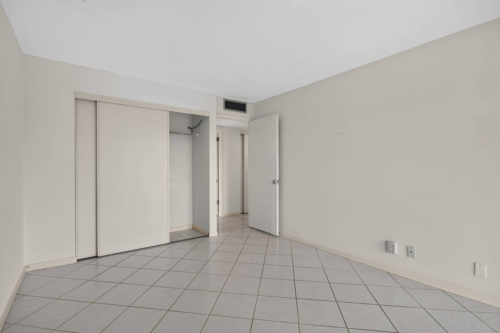 2309 S CYPRESS BEND Drive, #611D, Pompano Beach, FL 33069 30-web-or-mls-2309-30