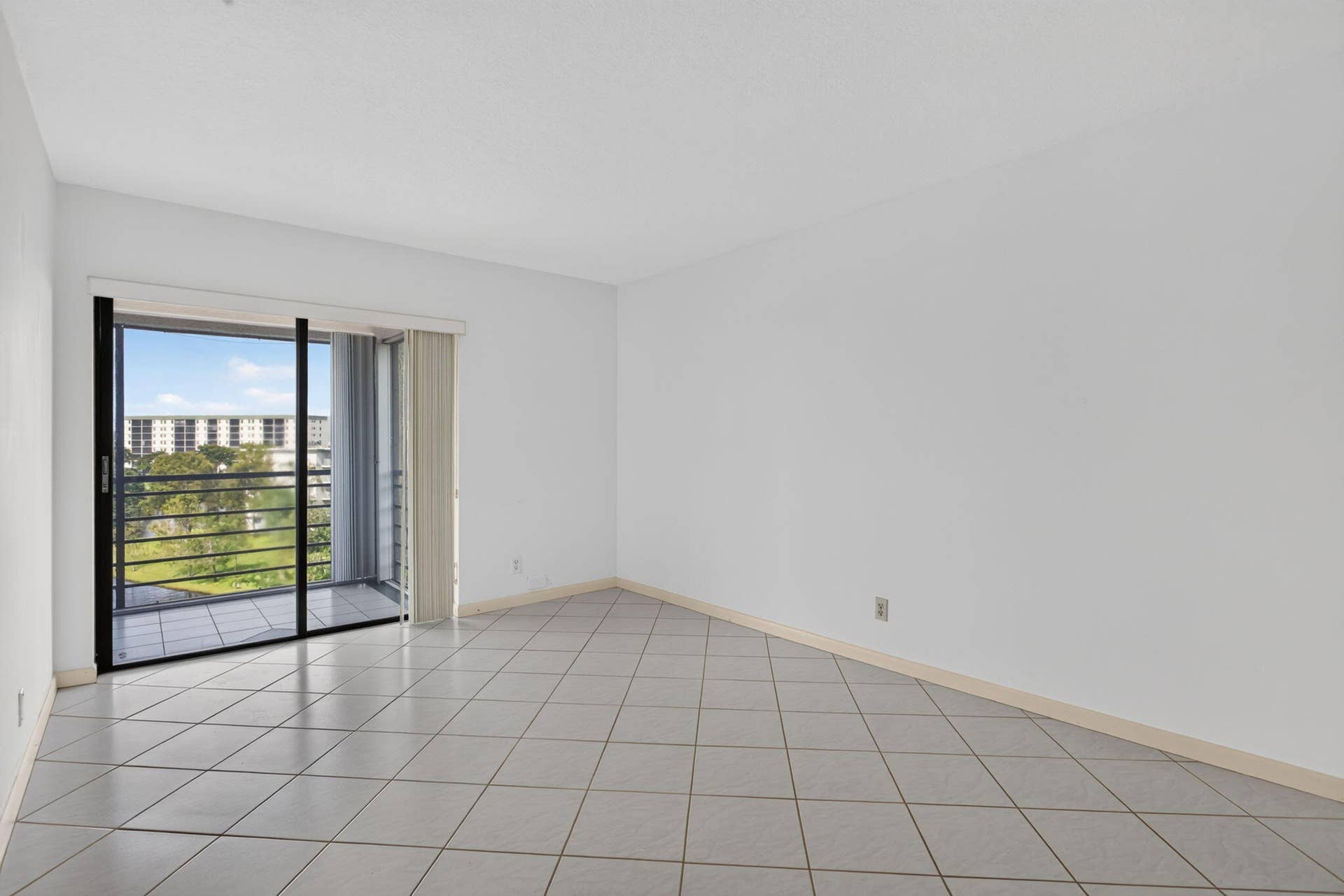 2309 S CYPRESS BEND Drive, #611D, Pompano Beach, FL 33069 28-web-or-mls-2309-28
