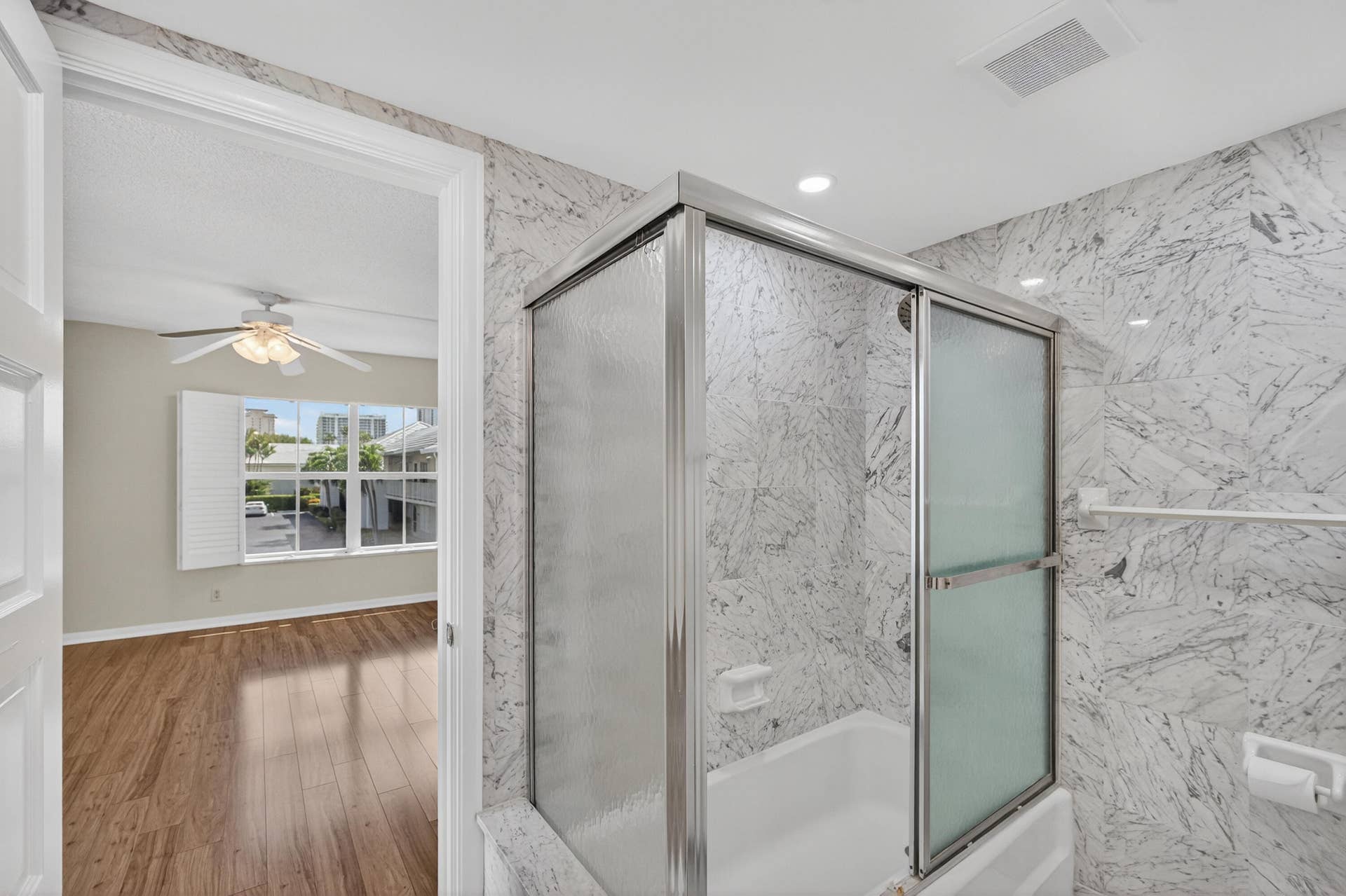 1071 SUGAR SANDS Boulevard, #8, Singer Island, Singer Island, FL 33404 MASTER BATH