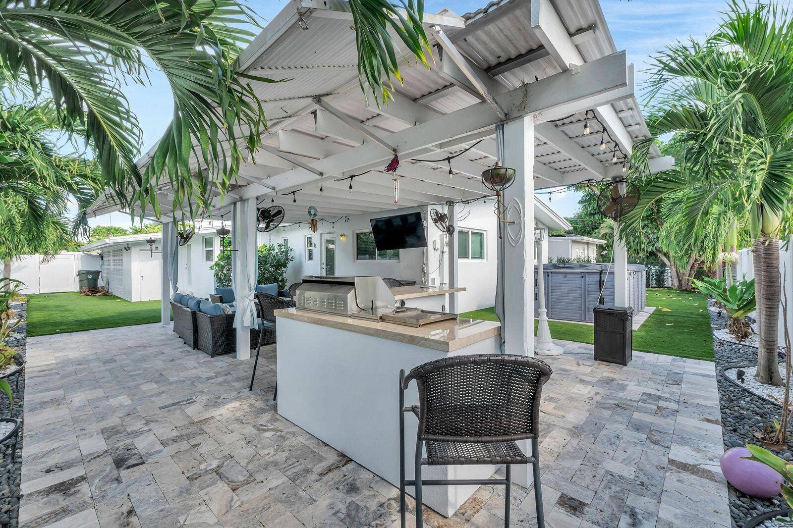 530 NE 17TH Street, Boca Raton, Boca Raton, FL 33432 patio grill w covering