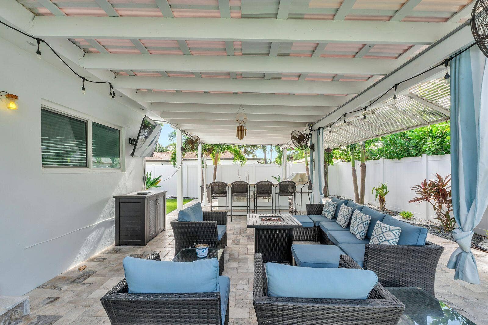 530 NE 17TH Street, Boca Raton, Boca Raton, FL 33432 covered seating area close up