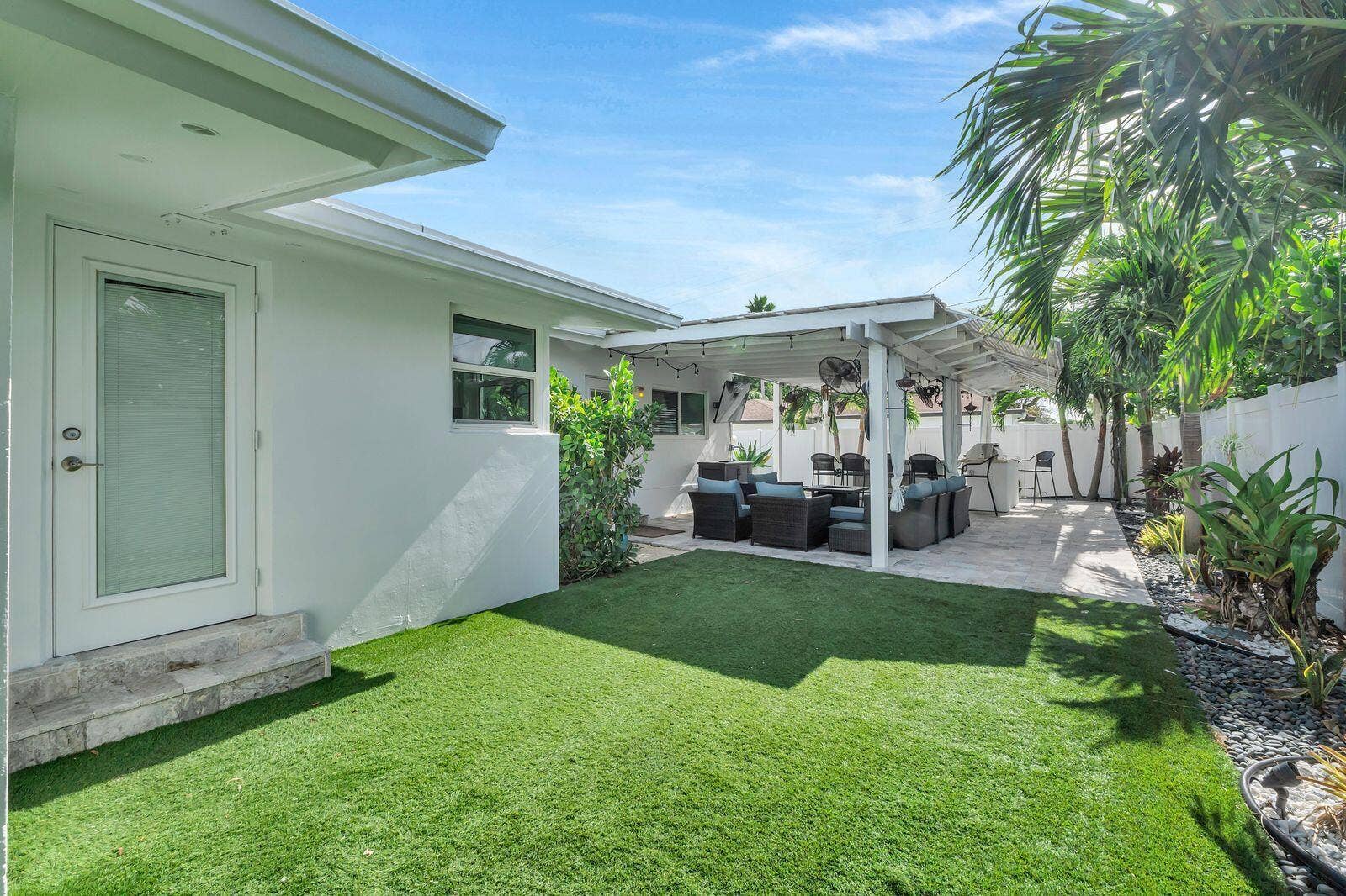 530 NE 17TH Street, Boca Raton, Boca Raton, FL 33432 patio area from a step back