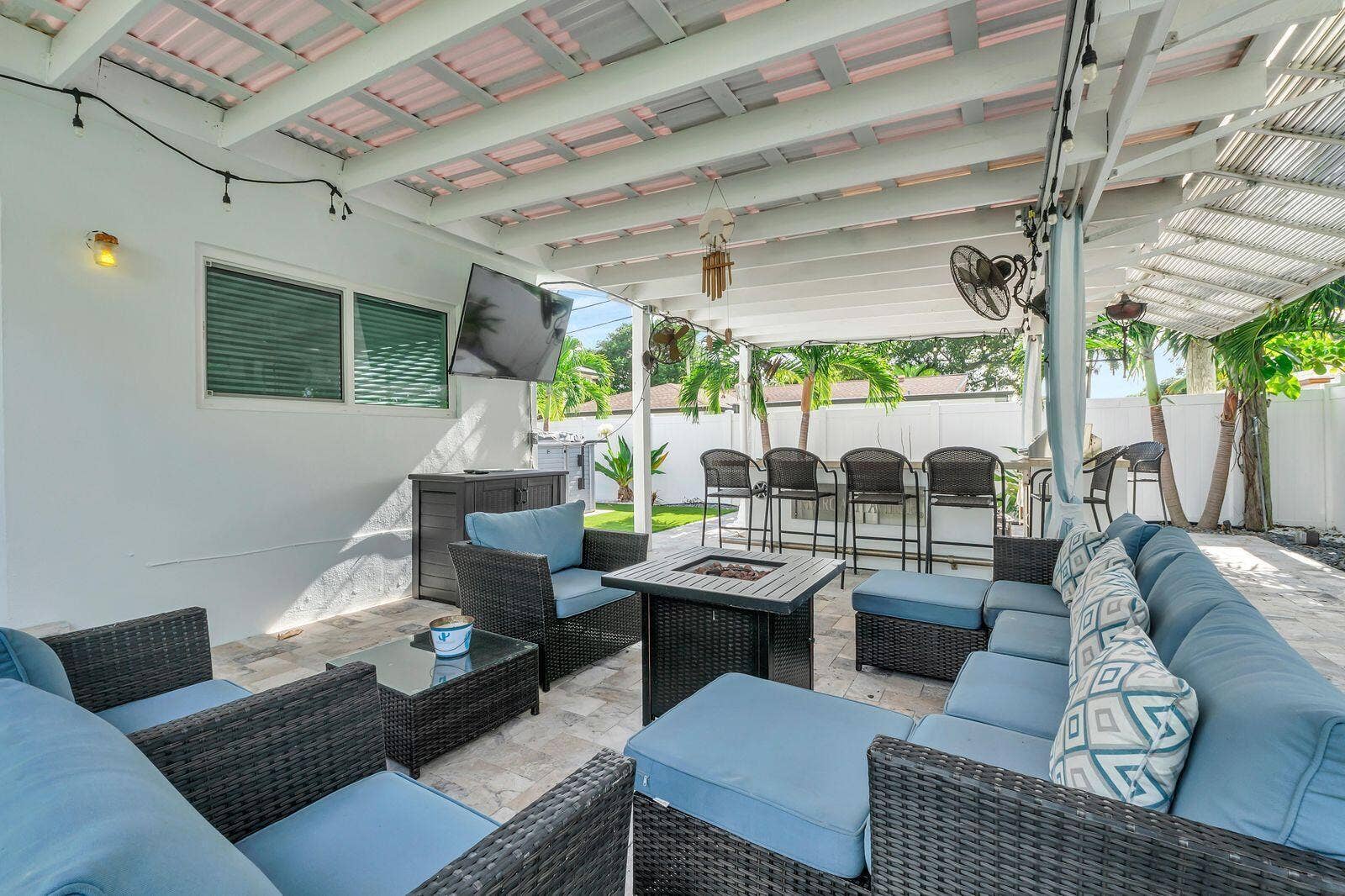 530 NE 17TH Street, Boca Raton, Boca Raton, FL 33432 seating area covered patio