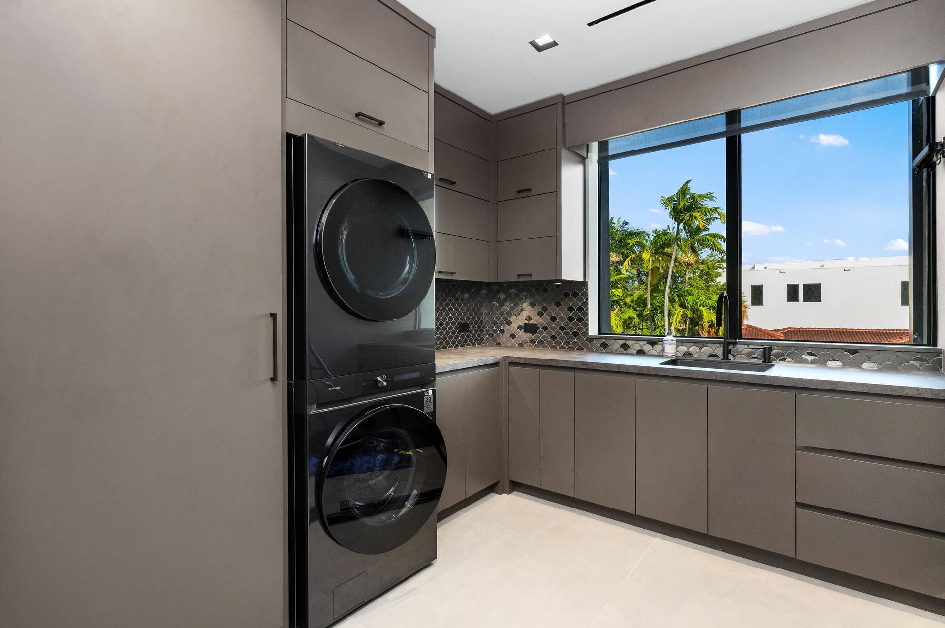 3024 NE 26TH Street, Fort Lauderdale, FL 33305 Laundry 1