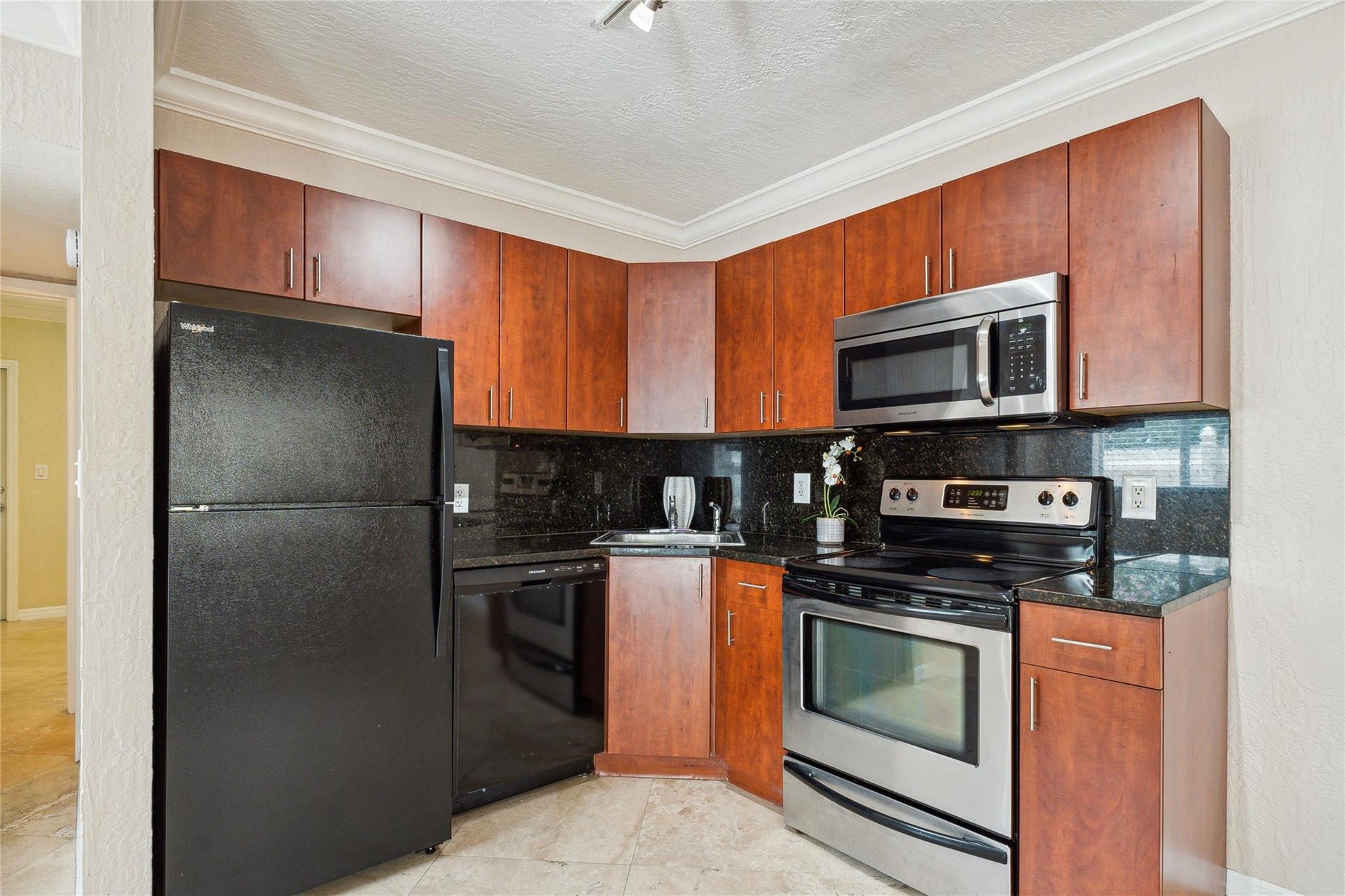 1878 NE 46TH Street, #C1, Fort Lauderdale, Fort Lauderdale, FL 33308 Modern kitchen